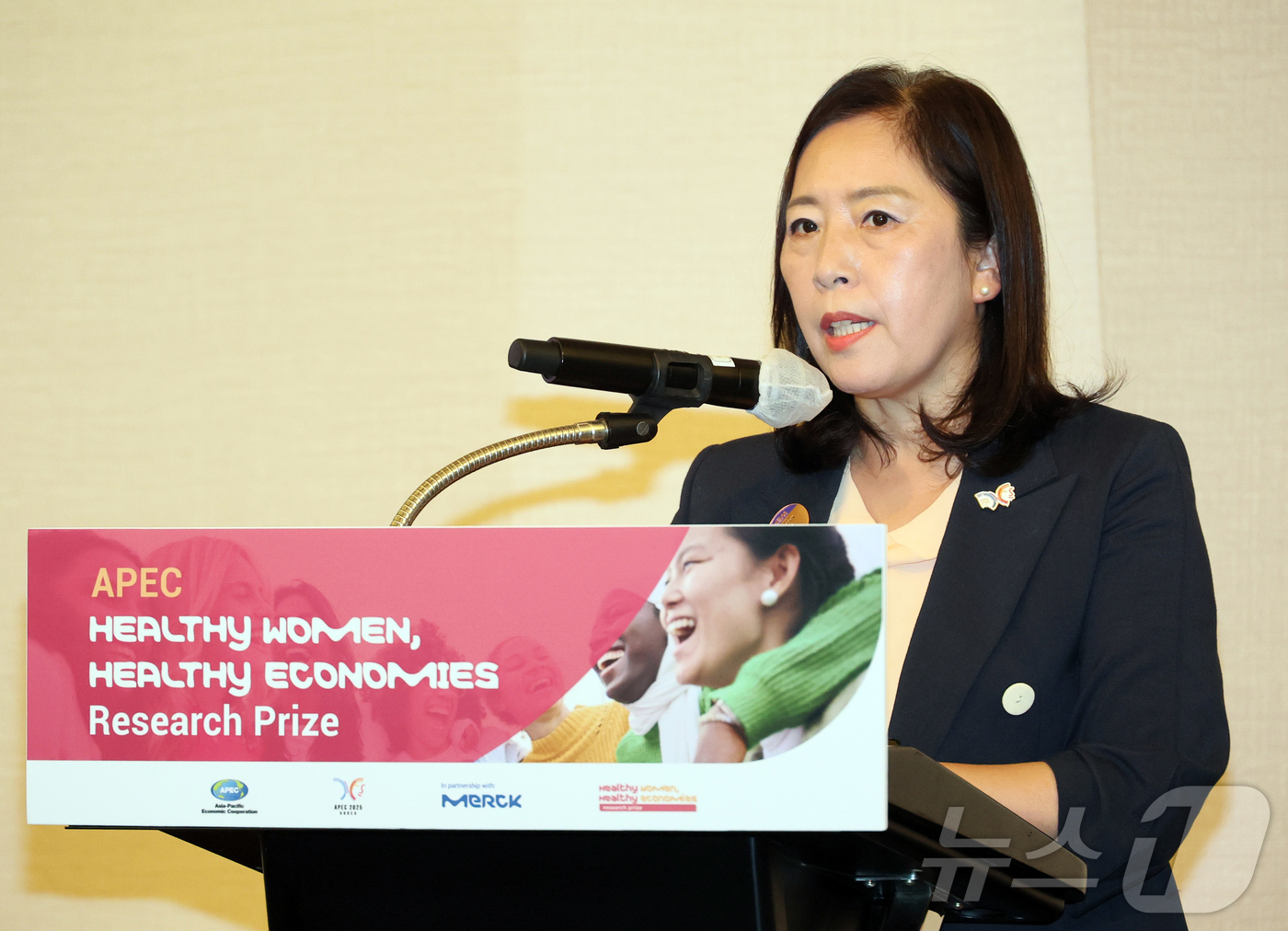 (서울=뉴스1) = 신영숙 여성가족부 장관 직무대행 차관이 11일 오후 인천 쉐라톤 그랜드호텔에서 열린 ‘APEC 건강한 여성, 건강한 경제 연구 시상식(APEC Healthy W …