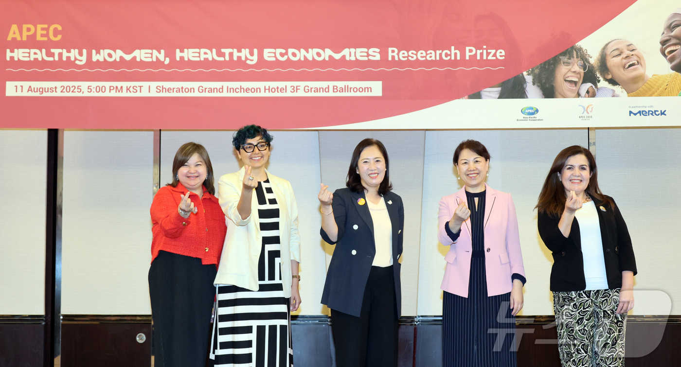 (서울=뉴스1) 포토공용 기자 = 신영숙 여성가족부 장관 직무대행 차관이 11일 오후 인천 쉐라톤 그랜드호텔에서 열린 ‘APEC 건강한 여성, 건강한 경제 연구 시상식(APEC H …