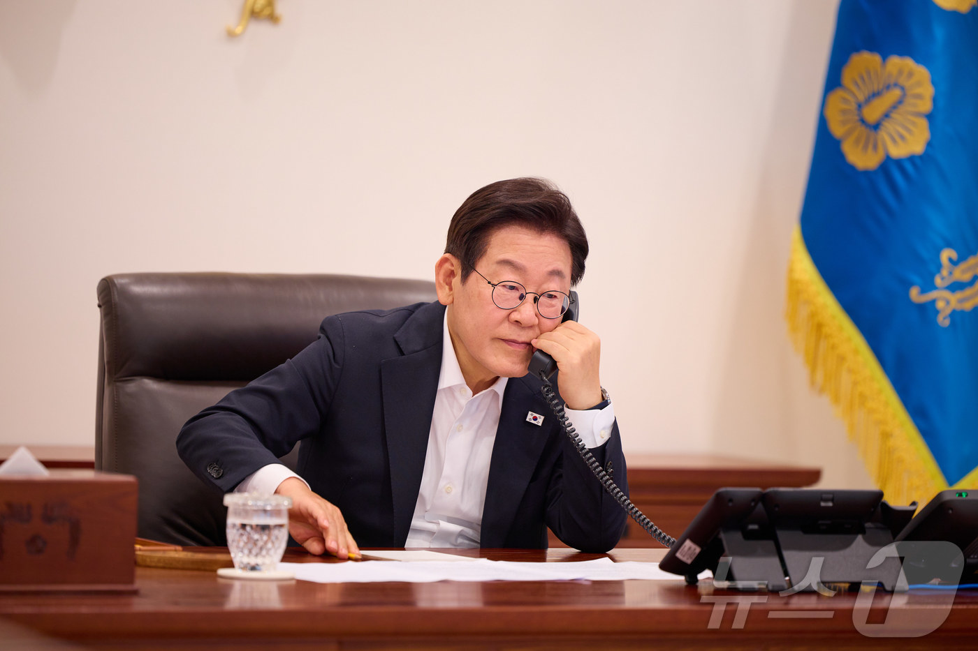 (서울=뉴스1) 이재명 기자 = 이재명 대통령이 11일 서울 용산 대통령실 청사에서 딕 스코프 네덜란드 총리와 전화 통화를 하고 있다. (대통령실 제공. 재판매 및 DB금지) 20 …