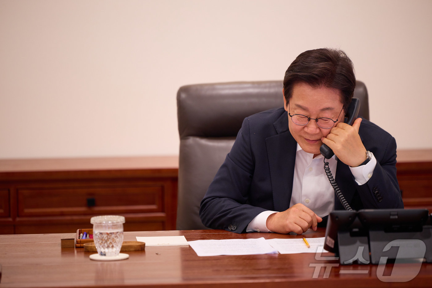 (서울=뉴스1) 이재명 기자 = 이재명 대통령이 11일 서울 용산 대통령실 청사에서 딕 스코프 네덜란드 총리와 전화 통화를 하고 있다. (대통령실 제공. 재판매 및 DB금지) 20 …