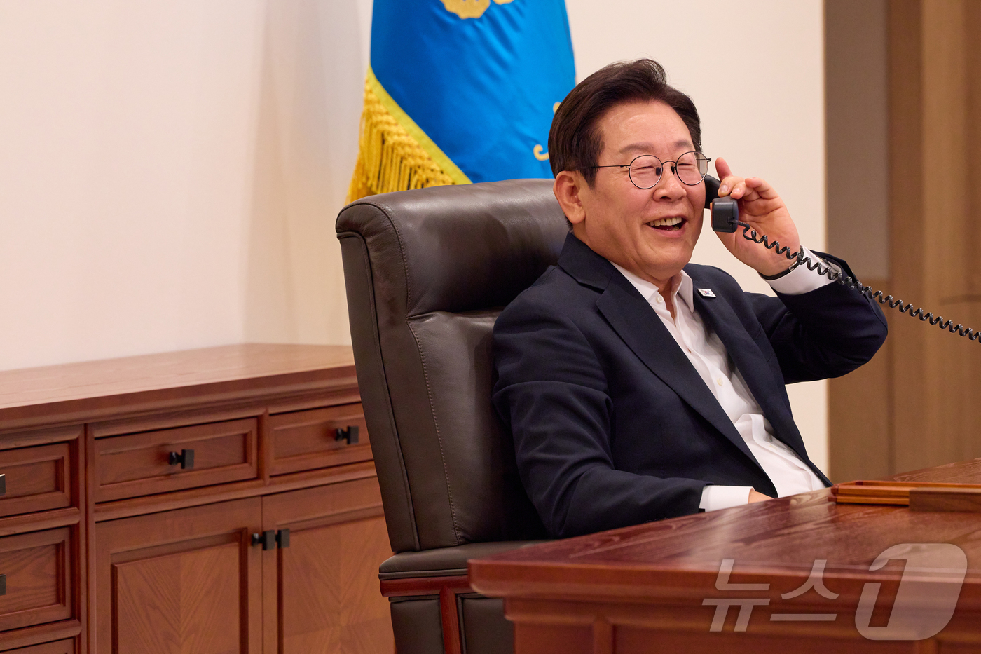 (서울=뉴스1) 이재명 기자 = 이재명 대통령이 11일 서울 용산 대통령실 청사에서 딕 스코프 네덜란드 총리와 전화 통화를 하고 있다. (대통령실 제공. 재판매 및 DB금지) 20 …