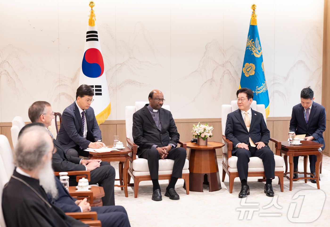 (서울=뉴스1) 이재명 기자 = 이재명 대통령이 11일 서울 용산 대통령실 청사에서 제리 필레이 세계교회협의회(WCC) 총무를 접견하고 있다. (대통령실 제공. 재판매 및 DB금지 …