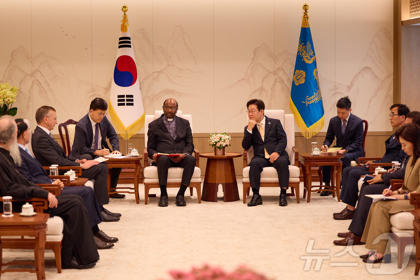 (서울=뉴스1) 이재명 기자 = 이재명 대통령이 11일 서울 용산 대통령실 청사에서 제리 필레이 세계교회협의회(WCC) 총무를 접견하고 있다. (대통령실 제공. 재판매 및 DB금지 …