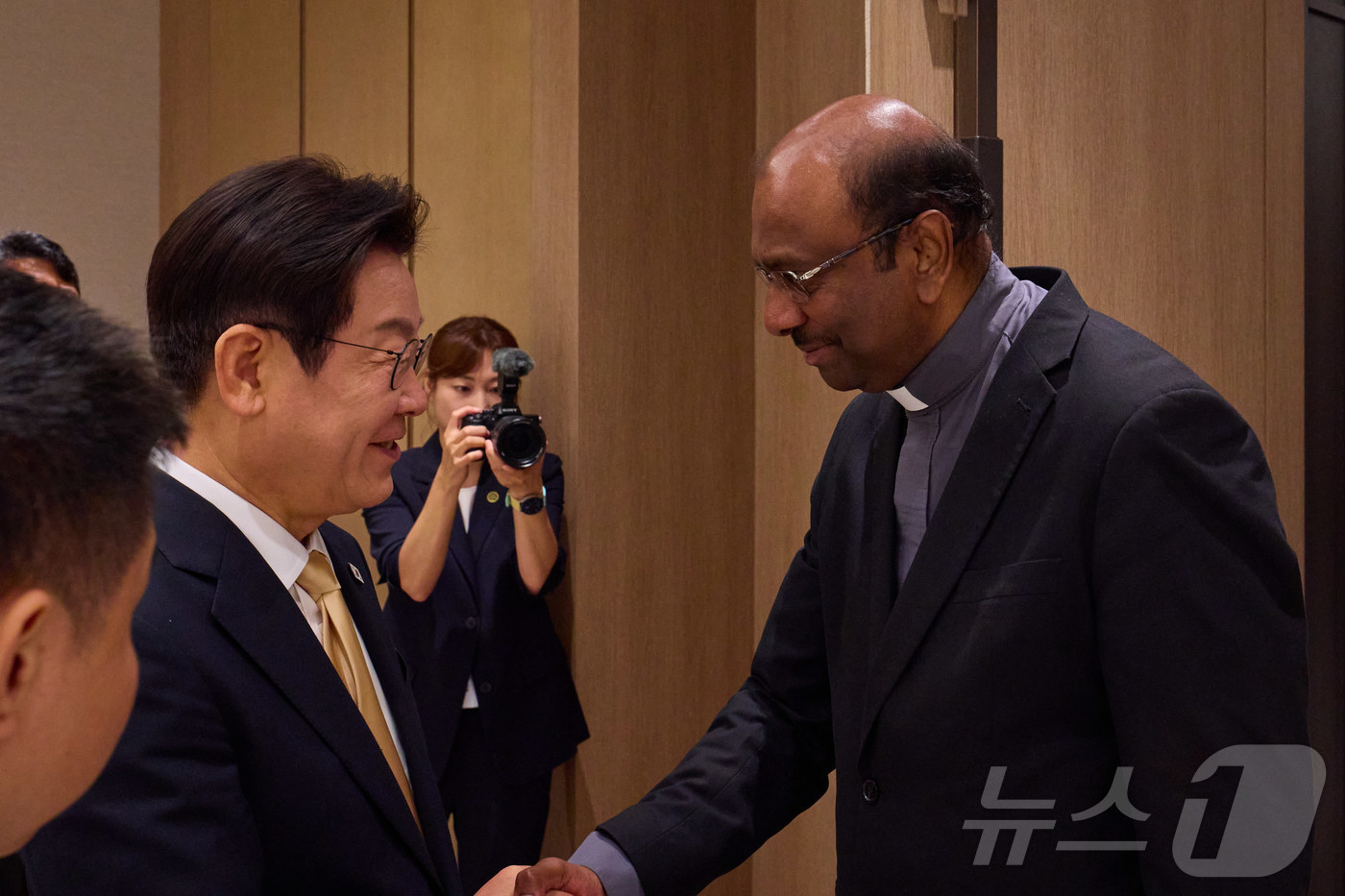 (서울=뉴스1) 이재명 기자 = 이재명 대통령이 11일 서울 용산 대통령실 청사에서 제리 필레이 세계교회협의회(WCC) 총무와 악수하고 있다. (대통령실 제공. 재판매 및 DB금지 …