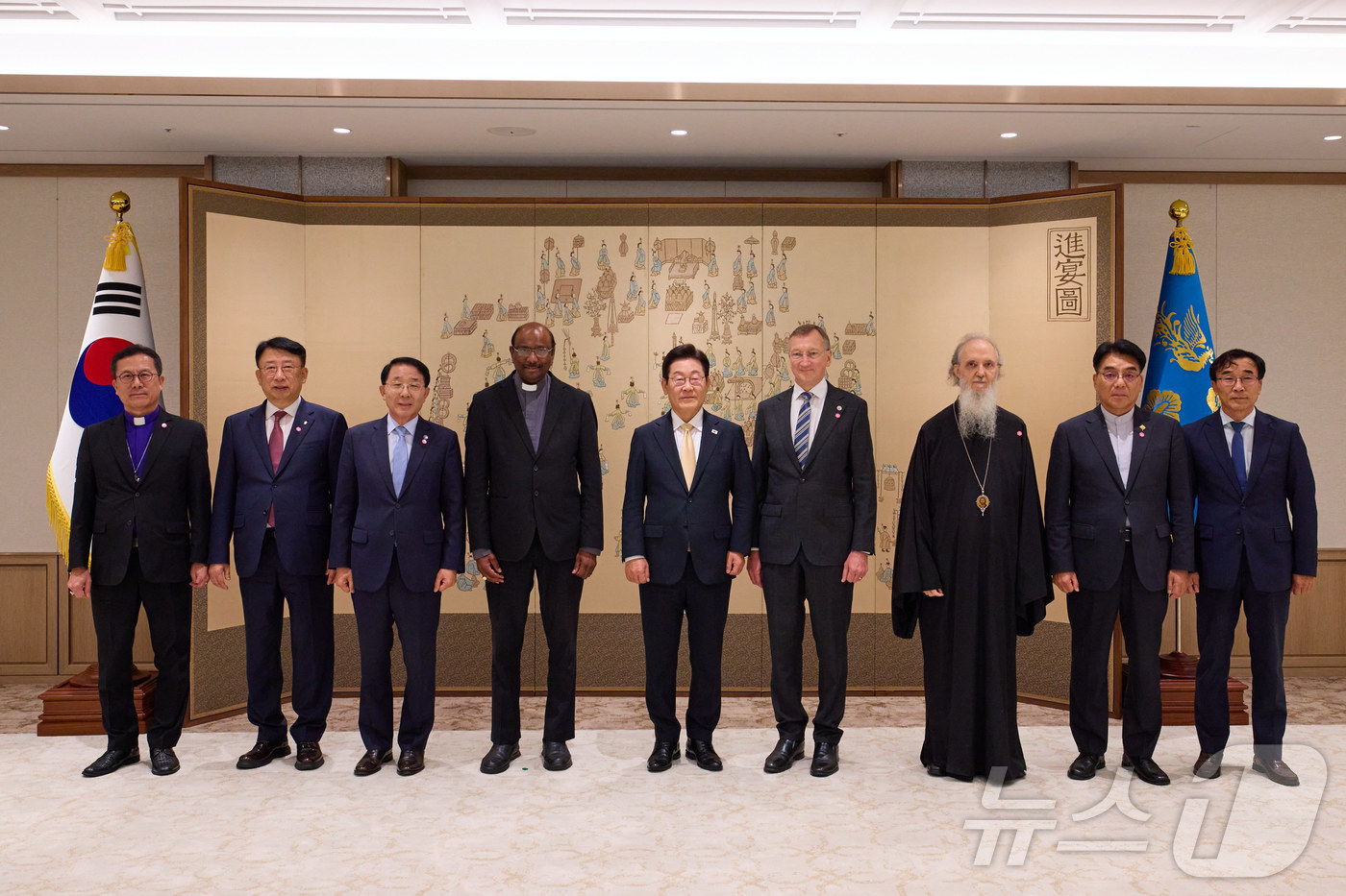 (서울=뉴스1) 이재명 기자 = 이재명 대통령이 11일 서울 용산 대통령실 청사에서 제리 필레이 세계교회협의회(WCC) 총무를 비롯한 참석자들과 기념촬영을 하고 있다. (대통령실 …