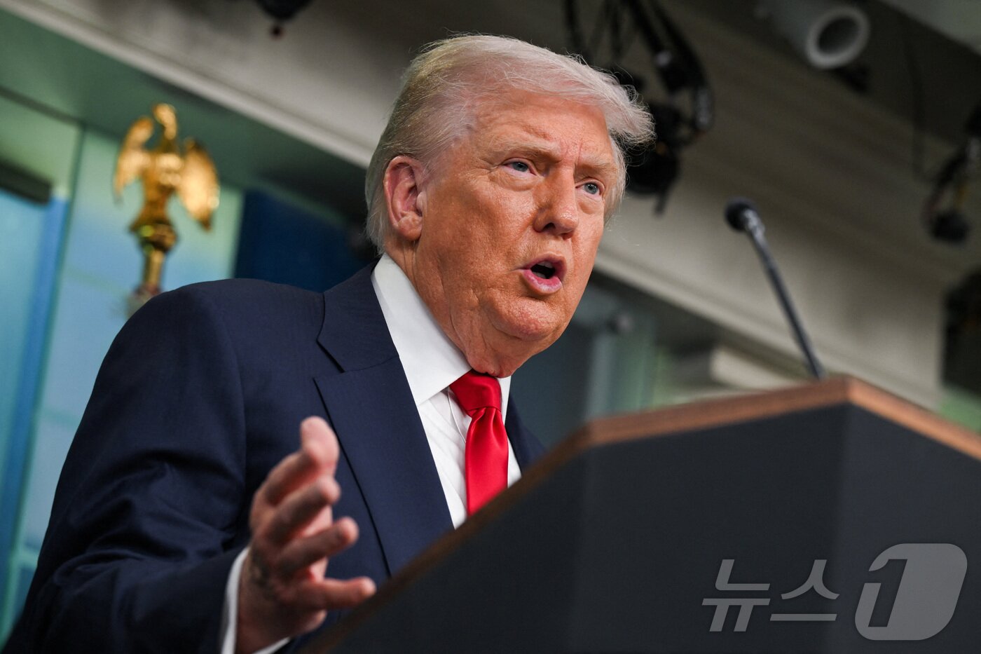 본문 이미지 - 도널드 트럼프 미국 대통령이 11일&#40;현지시간&#41; 백악관에서 워싱턴 D.C.의 범죄를 근절하기 위해 주 방위군을 배치할 것이라고 기자들에게 말하고 있다. 2025.8.11./뉴스1 ⓒ 로이터=뉴스1 ⓒ News1 이창규 기자