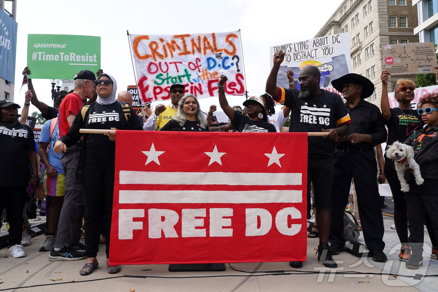 본문 이미지 - 지난 11일&#40;현지시간&#41; 미국 백악관 인근에서 시위대가 도널드 트럼프 미국 대통령이 워싱턴 D.C.에 주 방위군 배치를 결정한 데 대해 항의시위를벌이고 있다.  2025.8.11./뉴스1 ⓒ 로이터=뉴스1 ⓒ News1 이창규 기자