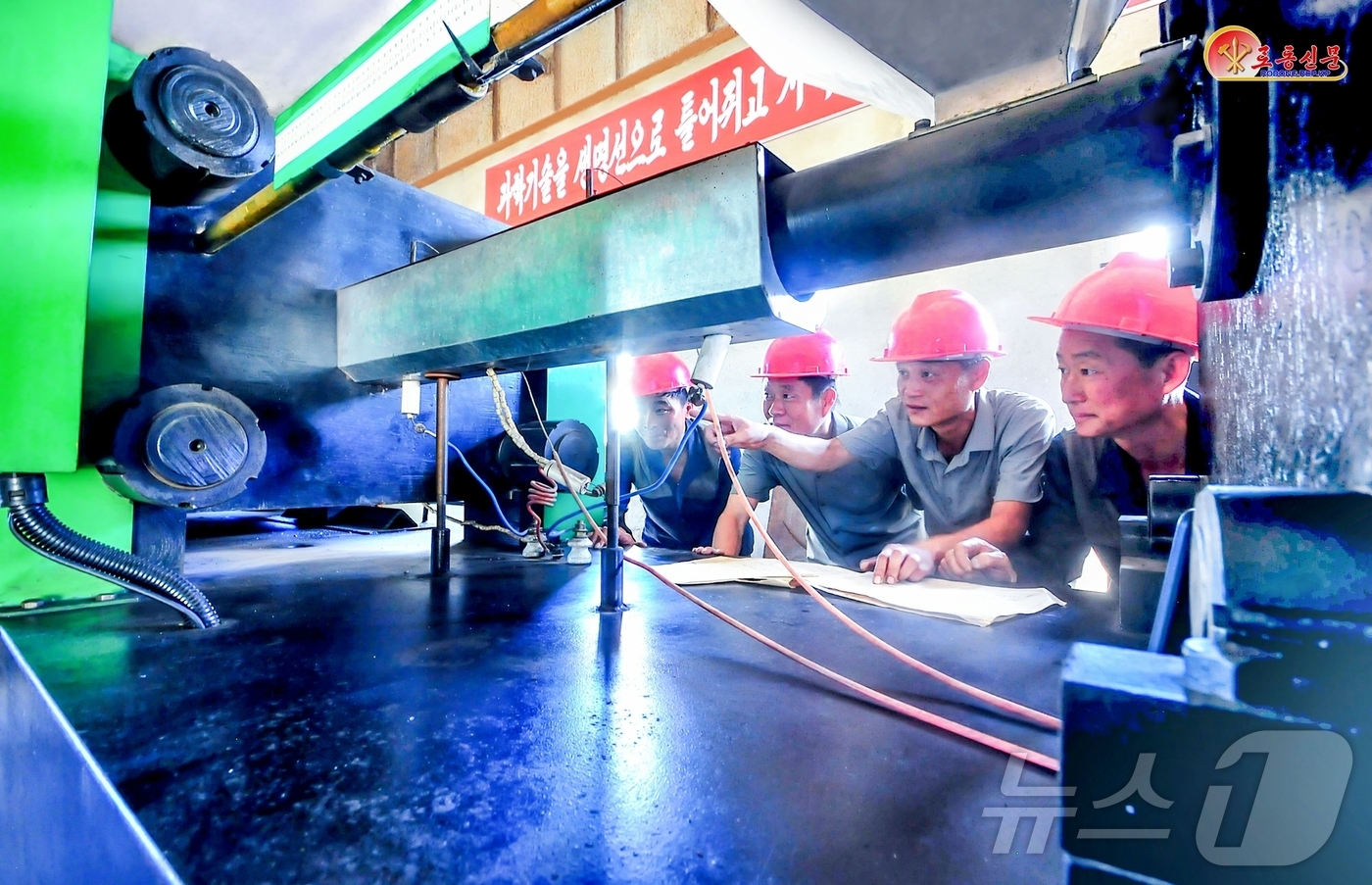 (평양 노동신문=뉴스1) = 북한 노동당 기관지 노동신문은 12일 원산통풍기공장에서 생산 정상화를 위한 기술혁신을 힘있게 벌리고 있다고 보도했다. [국내에서만 사용가능. 재배포 금 …