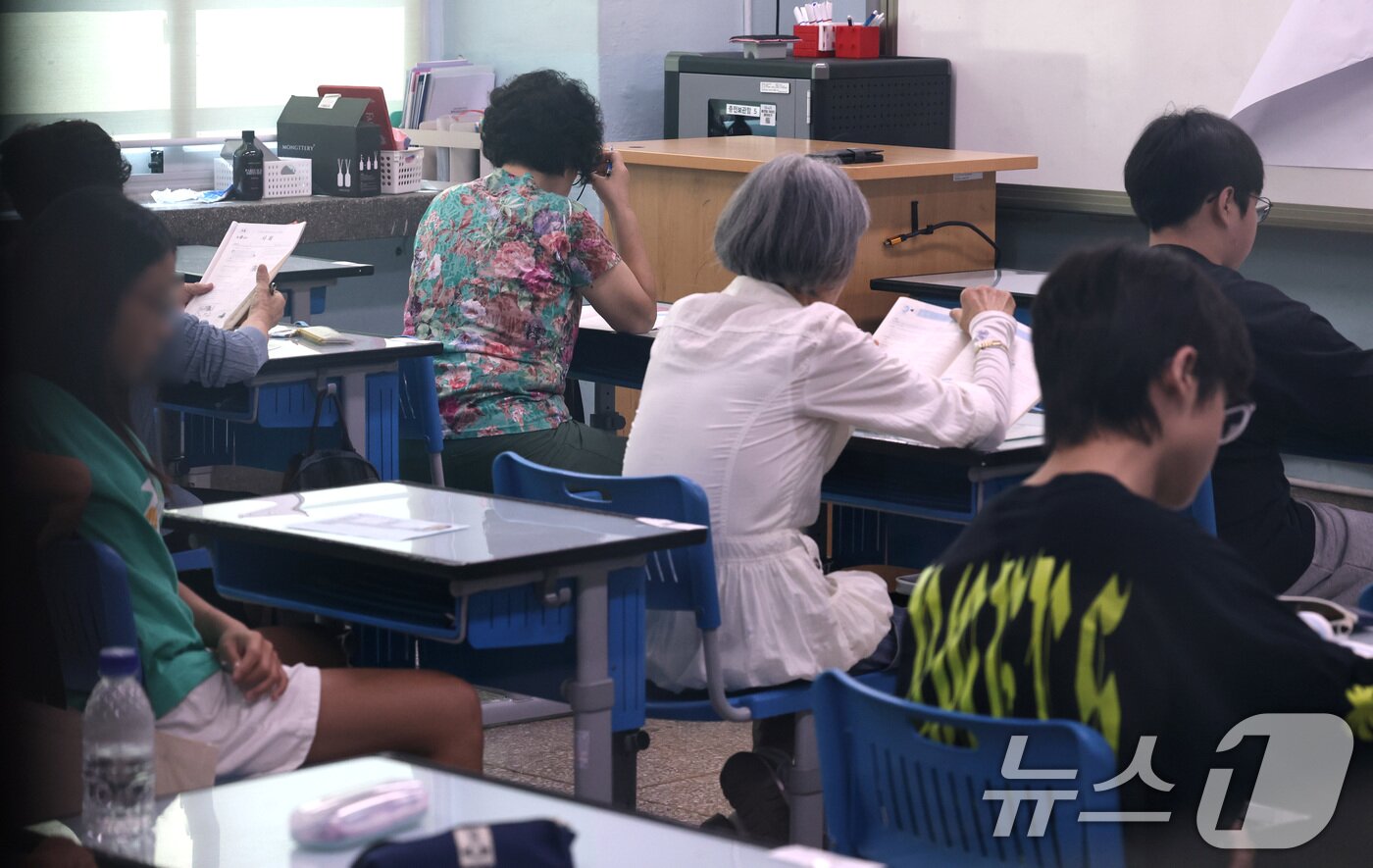 본문 이미지 - 12일 오전 서울 용산구 선린중학교에 마련된 2025년도 제2회 초등학교 졸업학 검정고시 고사장에서 수험생들이 시험 준비를 하고 있다. 2025.8.12/뉴스1 ⓒ News1 구윤성 기자