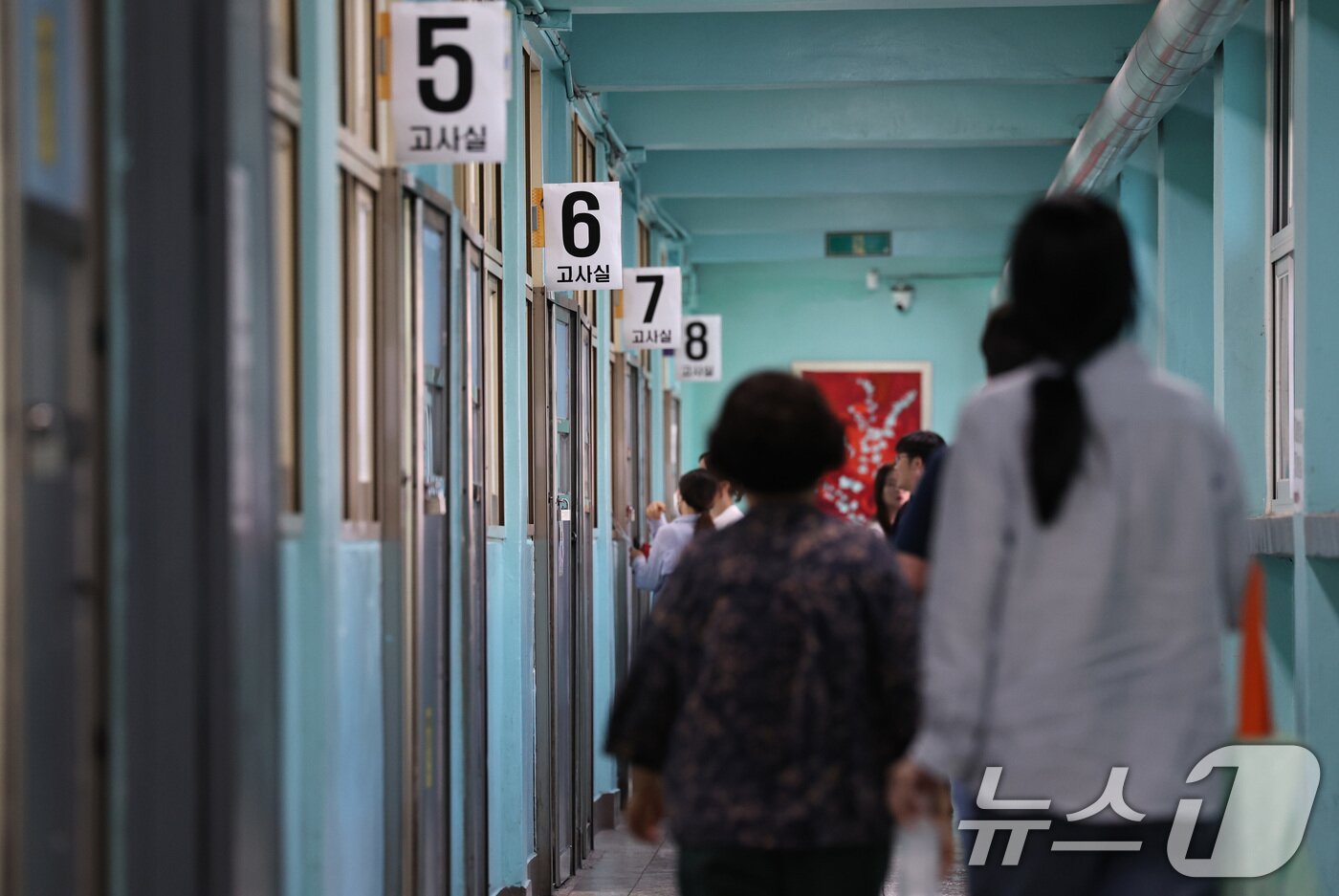 본문 이미지 - 12일 오전 서울 용산구 선린중학교에 마련된 2025년도 제2회 초등학교 졸업학 검정고시 고사장에서 수험생들이 고사장으로 향하고 있다. 2025.8.12/뉴스1 ⓒ News1 구윤성 기자