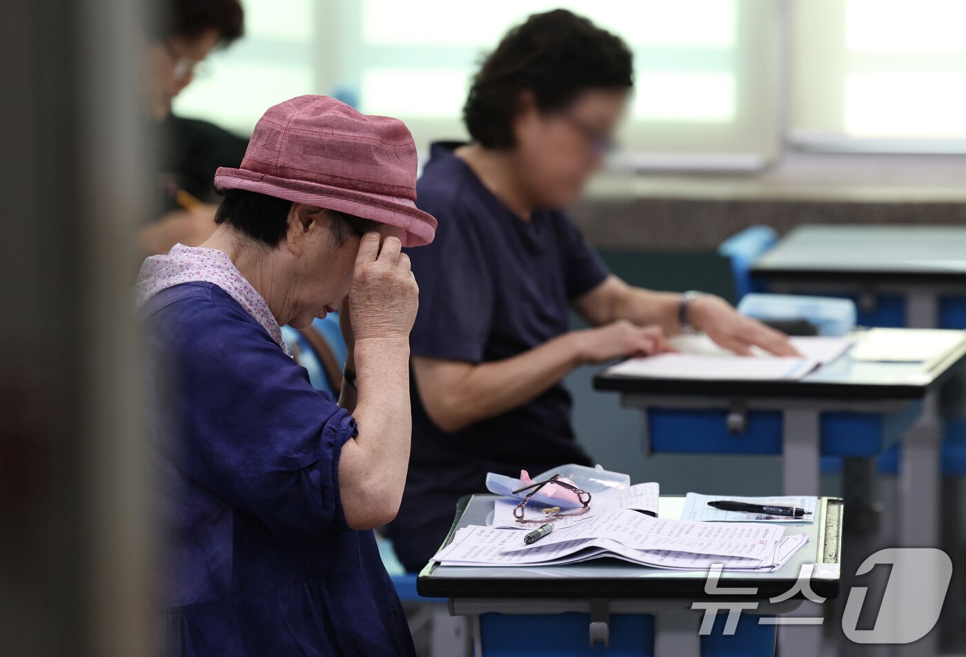 본문 이미지 - 12일 오전 서울 용산구 선린중학교에 마련된 2025년도 제2회 초등학교 졸업학 검정고시 고사장에서 수험생들이 시험 준비를 하고 있다. 2025.8.12/뉴스1 ⓒ News1 구윤성 기자