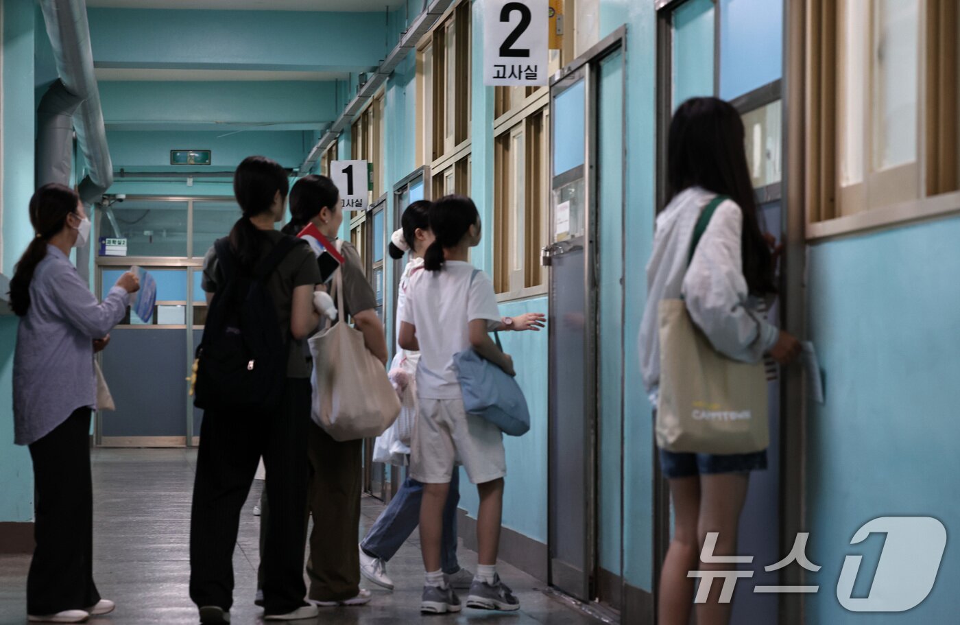본문 이미지 - 12일 오전 서울 용산구 선린중학교에 마련된 2025년도 제2회 초등학교 졸업학 검정고시 고사장에서 수험생들이 고사실을 찾아가고 있다. 2025.8.12/뉴스1 ⓒ News1 구윤성 기자