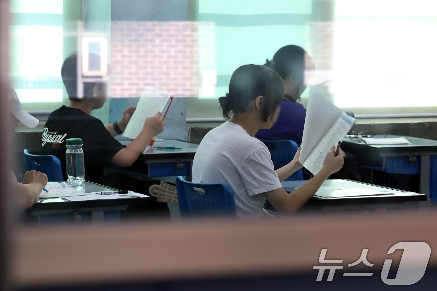 본문 이미지 - 12일 오전 서울 용산구 선린중학교에 마련된 2025년도 제2회 초등학교 졸업학 검정고시 고사장에서 수험생들이 시험 준비를 하고 있다. 2025.8.12/뉴스1 ⓒ News1 구윤성 기자