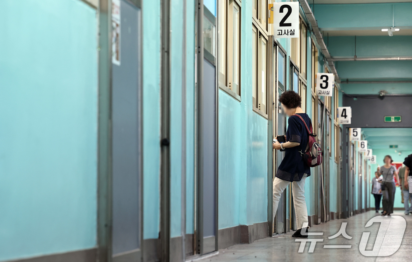 (서울=뉴스1) 구윤성 기자 = 12일 오전 서울 용산구 선린중학교에 마련된 2025년도 제2회 초등학교 졸업학력 검정고시 고사장에서 만학도 수험생이 고사실에 들어서고 있다. 20 …