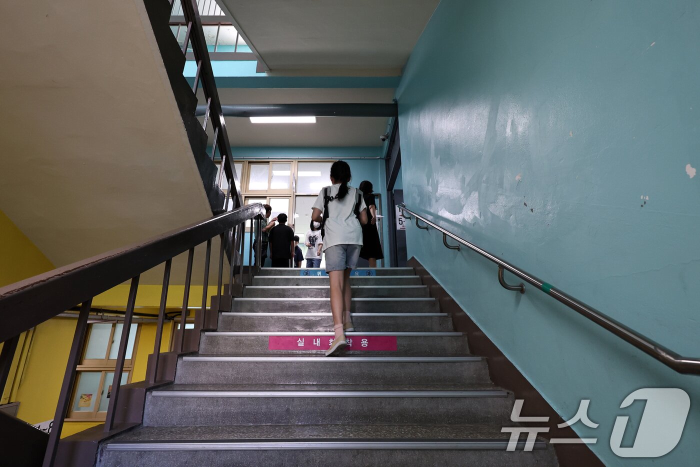 본문 이미지 - 12일 오전 서울 용산구 선린중학교에 마련된 2025년도 제2회 초등학교 졸업학 검정고시 고사장에서 수험생들이 고사실로 향하고 있다. 2025.8.12/뉴스1 ⓒ News1 구윤성 기자