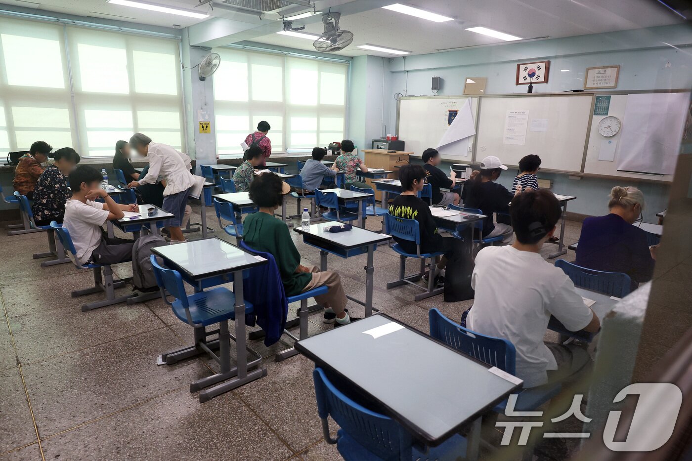 본문 이미지 - 12일 오전 서울 용산구 선린중학교에 마련된 2025년도 제2회 초등학교 졸업학 검정고시 고사장에서 수험생들이 시험 준비를 하고 있다. 2025.8.12/뉴스1 ⓒ News1 구윤성 기자