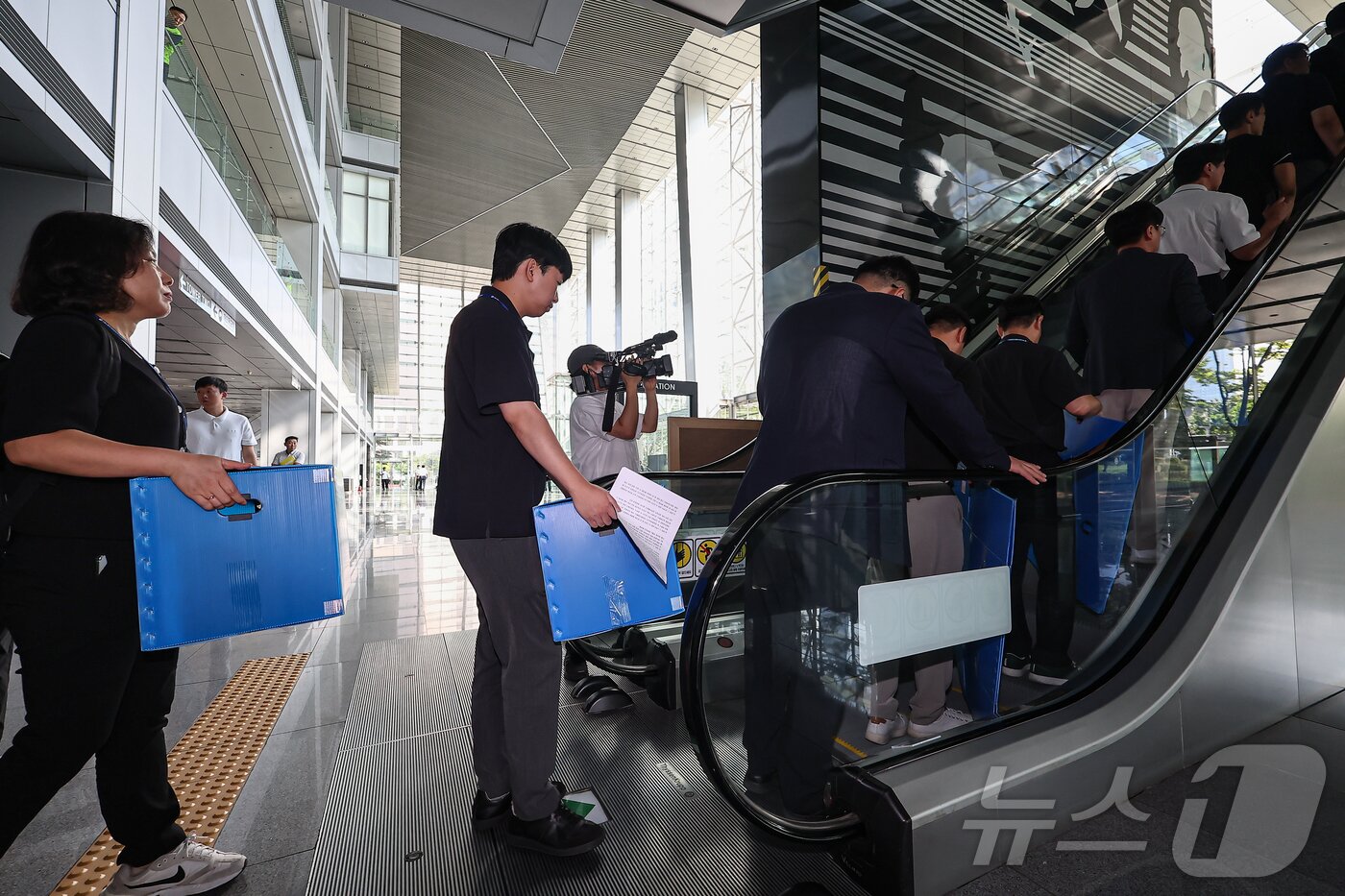 본문 이미지 - 경기남부경찰청과 고용노동부 관계자들이 12일 인천시 연수구 포스코이앤씨 본사 사옥에서 압수품을 담기 위한 박스를 들고 이동하고 있다.  025.8.12/뉴스1 ⓒ News1 김도우 기자
