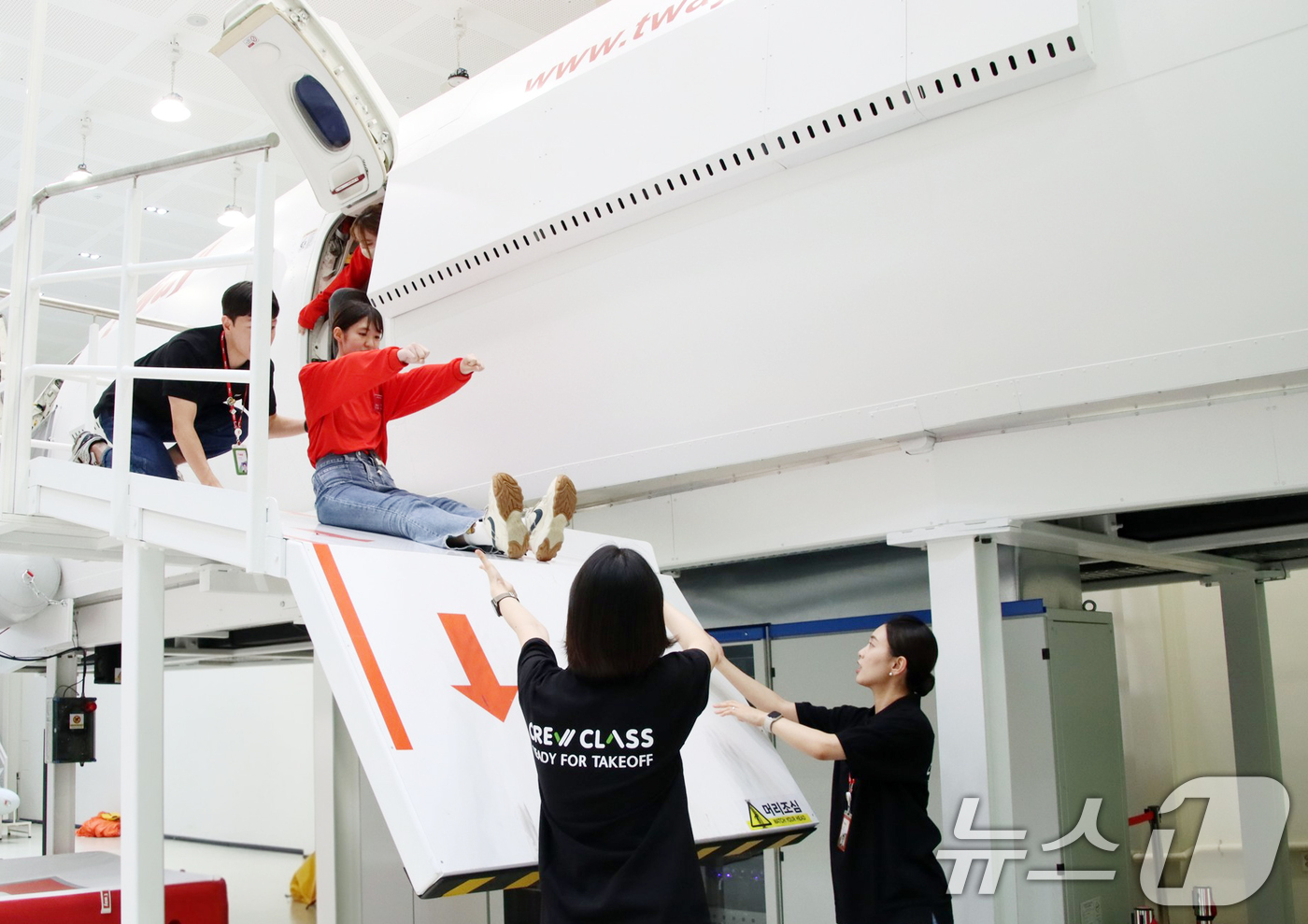 (서울=뉴스1) = 티웨이항공은 지난 7일 서울 강서구 김포공항 화물청사에 위치한 항공훈련센터에서 일본 오사카 조가쿠인 대학교 및 페리스 조가쿠인 대학교 학생 총 24명을 대상으로 …
