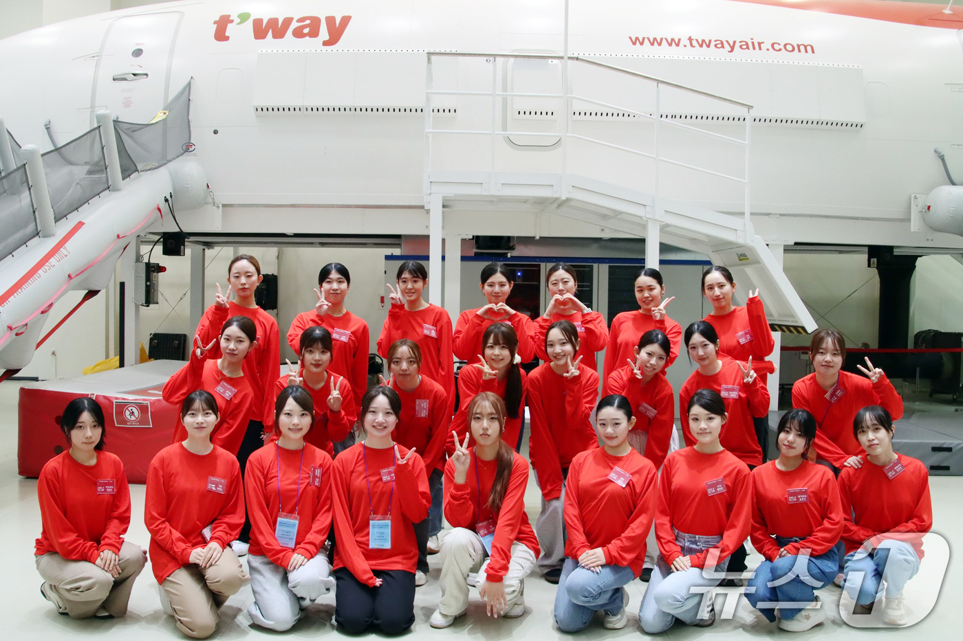 (서울=뉴스1) = 티웨이항공은 지난 7일 서울 강서구 김포공항 화물청사에 위치한 항공훈련센터에서 일본 오사카 조가쿠인 대학교 및 페리스 조가쿠인 대학교 학생 총 24명을 대상으로 …