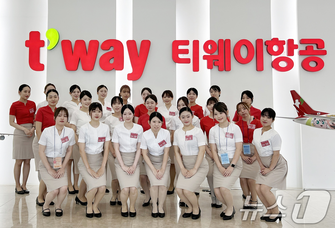 (서울=뉴스1) = 티웨이항공은 지난 7일 서울 강서구 김포공항 화물청사에 위치한 항공훈련센터에서 일본 오사카 조가쿠인 대학교 및 페리스 조가쿠인 대학교 학생 총 24명을 대상으로 …