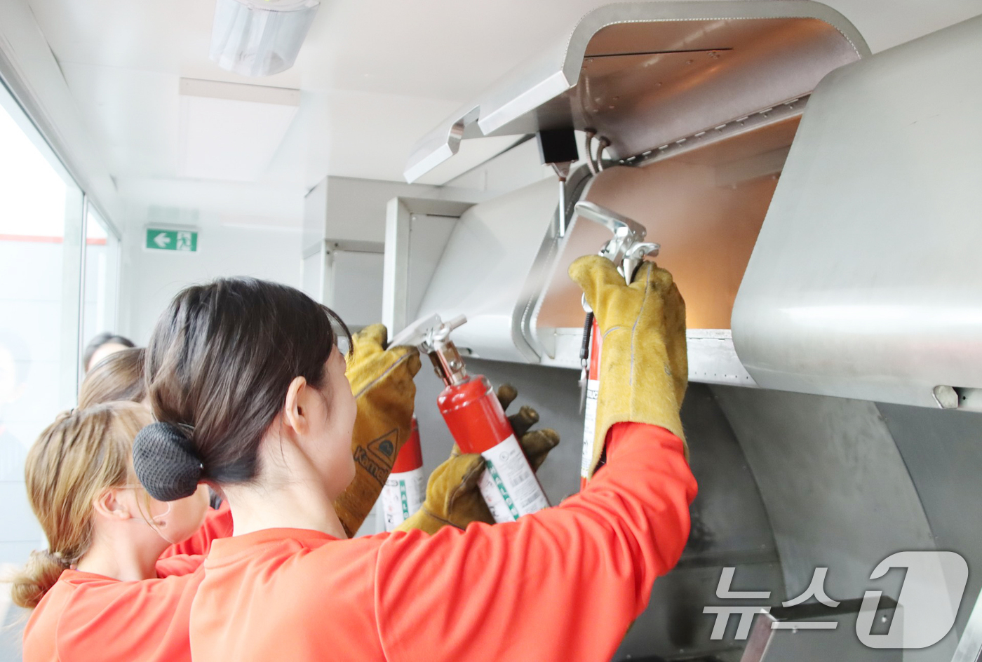 (서울=뉴스1) = 티웨이항공은 지난 7일 서울 강서구 김포공항 화물청사에 위치한 항공훈련센터에서 일본 오사카 조가쿠인 대학교 및 페리스 조가쿠인 대학교 학생 총 24명을 대상으로 …