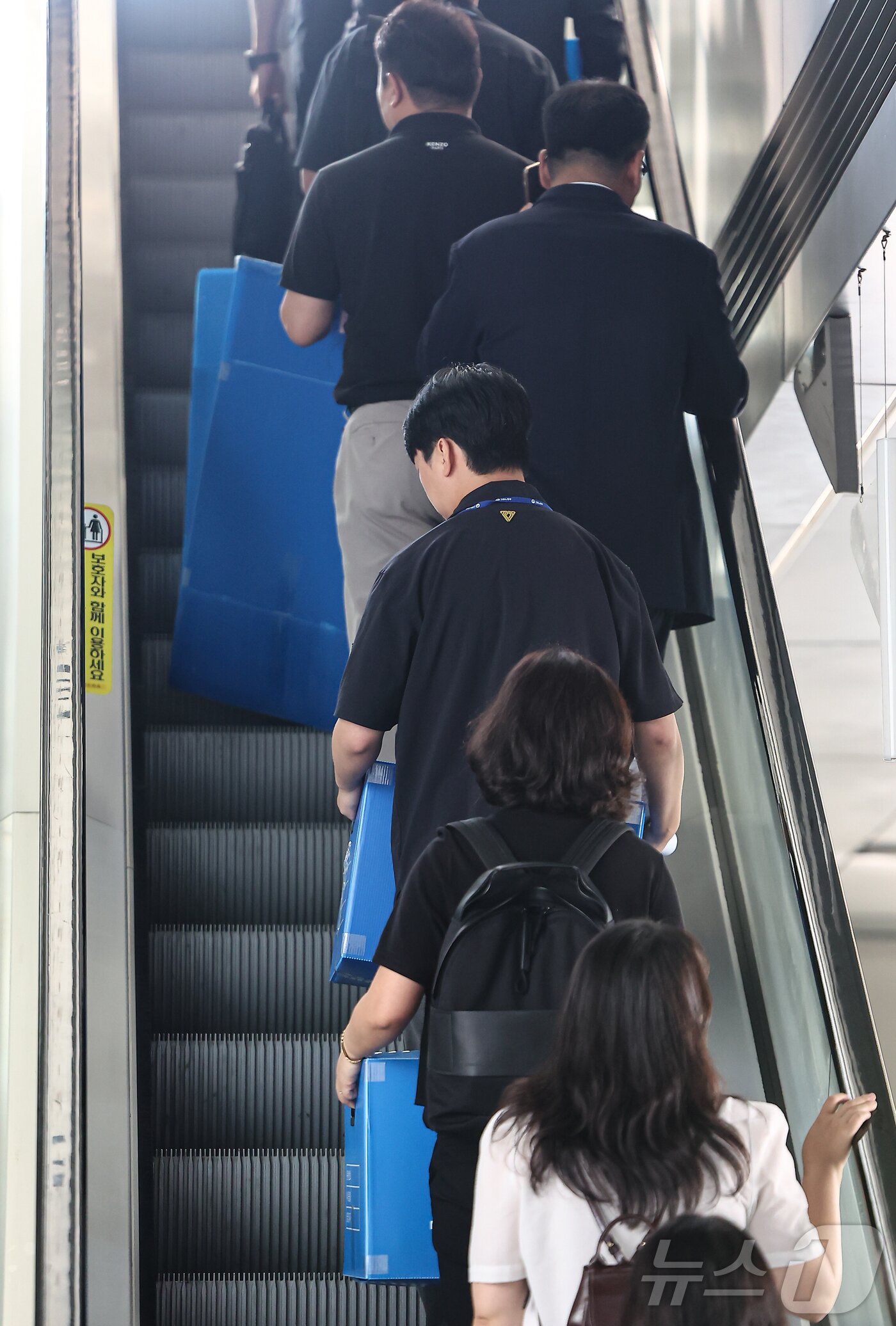 본문 이미지 - 경기남부경찰청과 고용노동부 관계자들이 12일 인천시 연수구 포스코이앤씨 본사 사옥에서 압수품을 담기 위한 박스를 들고 이동하고 있다.  2025.8.12/뉴스1 ⓒ News1 김도우 기자