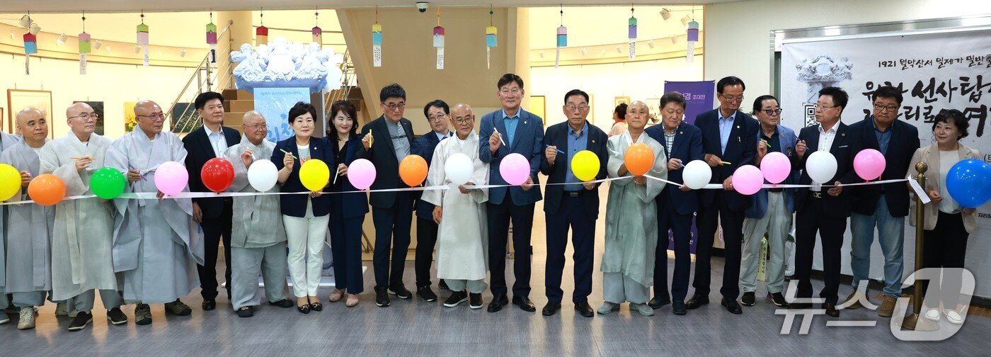 본문 이미지 - 제천지역 각 기관단체 관계자들이 제천 월광사지 원랑선사탑비 제자리 찾기 서명운동에 동참했다.(제천문화원 제공. 재판매 및 DB금지)/뉴스1  