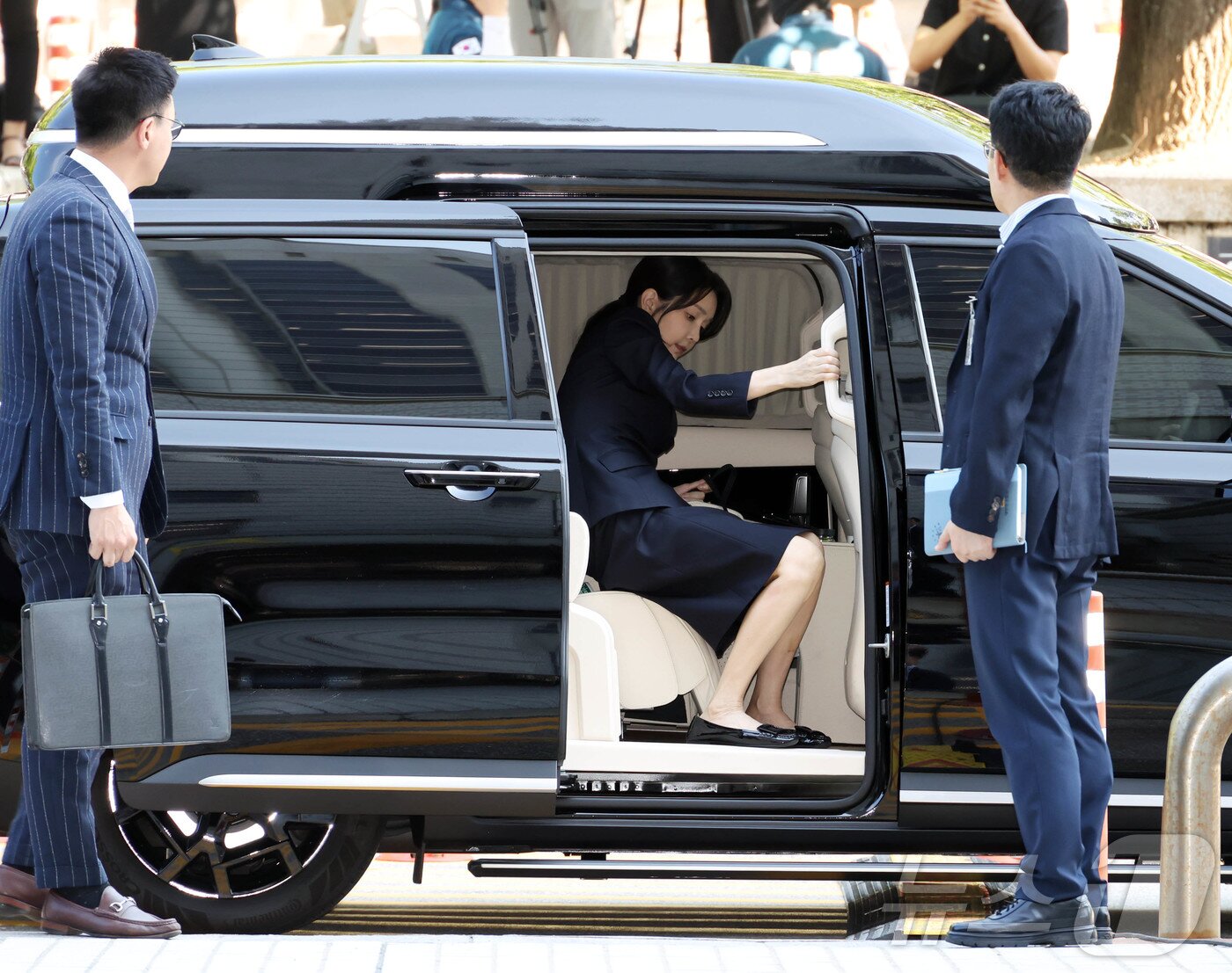 Former President Yoon Suk Yeol&#39;s wife, Kim Keon Hee, is attending a pre-arrest hearing &#40;warrant review&#41; for charges of violating the Capital Markets and Financial Investment Business Act and the Political Funds Act at the Seoul Central District Court in Seocho District, Seoul on the morning of Tuesday. 2025.8.12 / News1