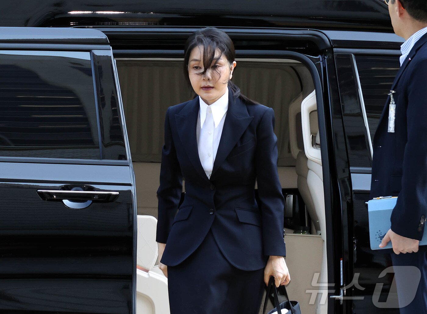 Former President Yoon Suk Yeol&#39;s wife, Kim Keon Hee, is attending a pre-arrest hearing &#40;warrant review&#41; for charges of violating the Capital Markets and Financial Investment Business Act and the Political Funds Act at the Seoul Central District Court in Seocho District, Seoul on the morning of Tuesday. 2025.8.12 / News1