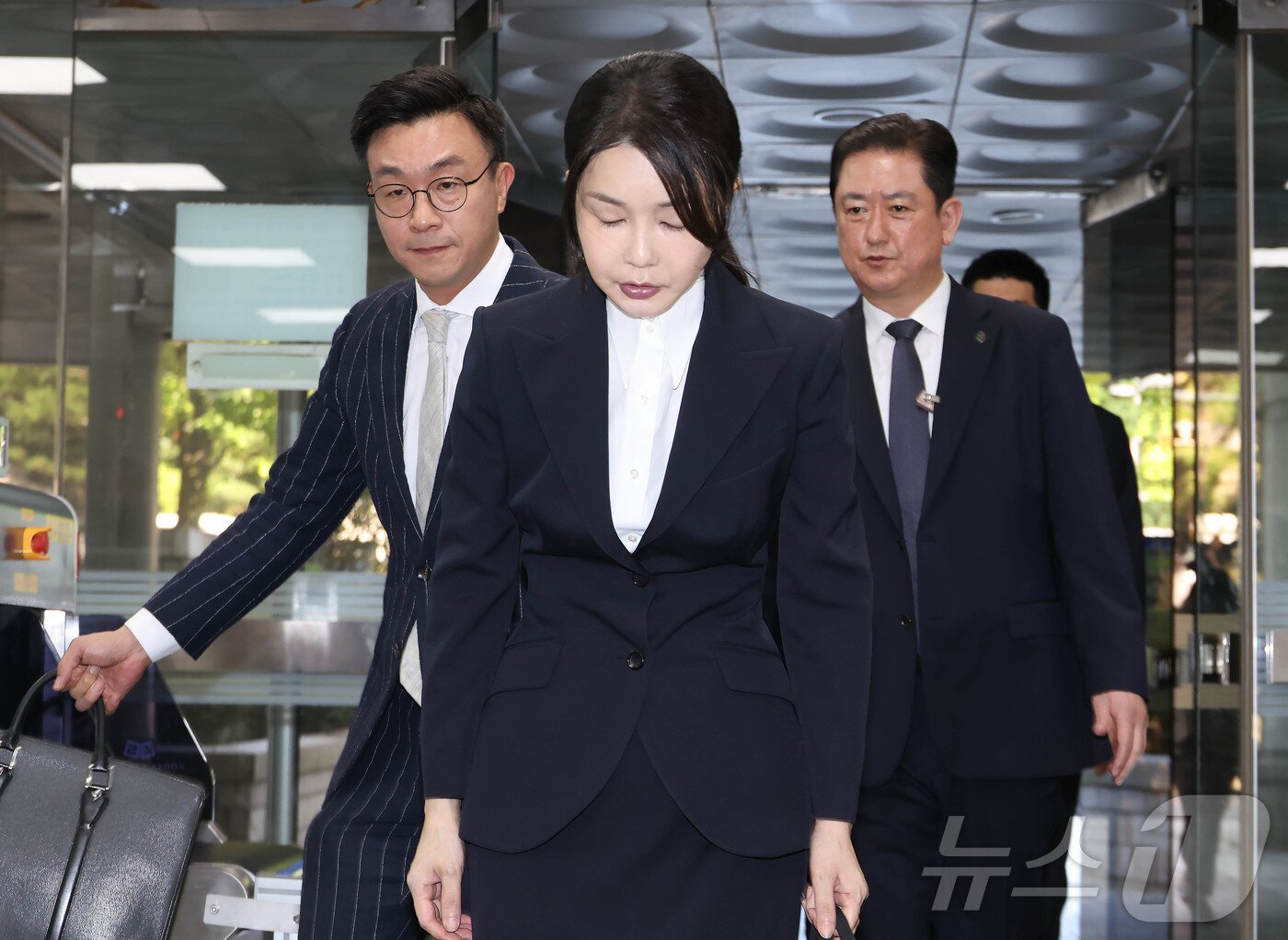 Former President Yoon Suk Yeol&#39;s wife, Kim Keon Hee, is attending a pre-arrest hearing &#40;warrant review&#41; for charges of violating the Capital Markets and Financial Investment Business Act and the Political Funds Act at the Seoul Central District Court in Seocho District, Seoul on the morning of Tuesday. 2025.8.12 / News1