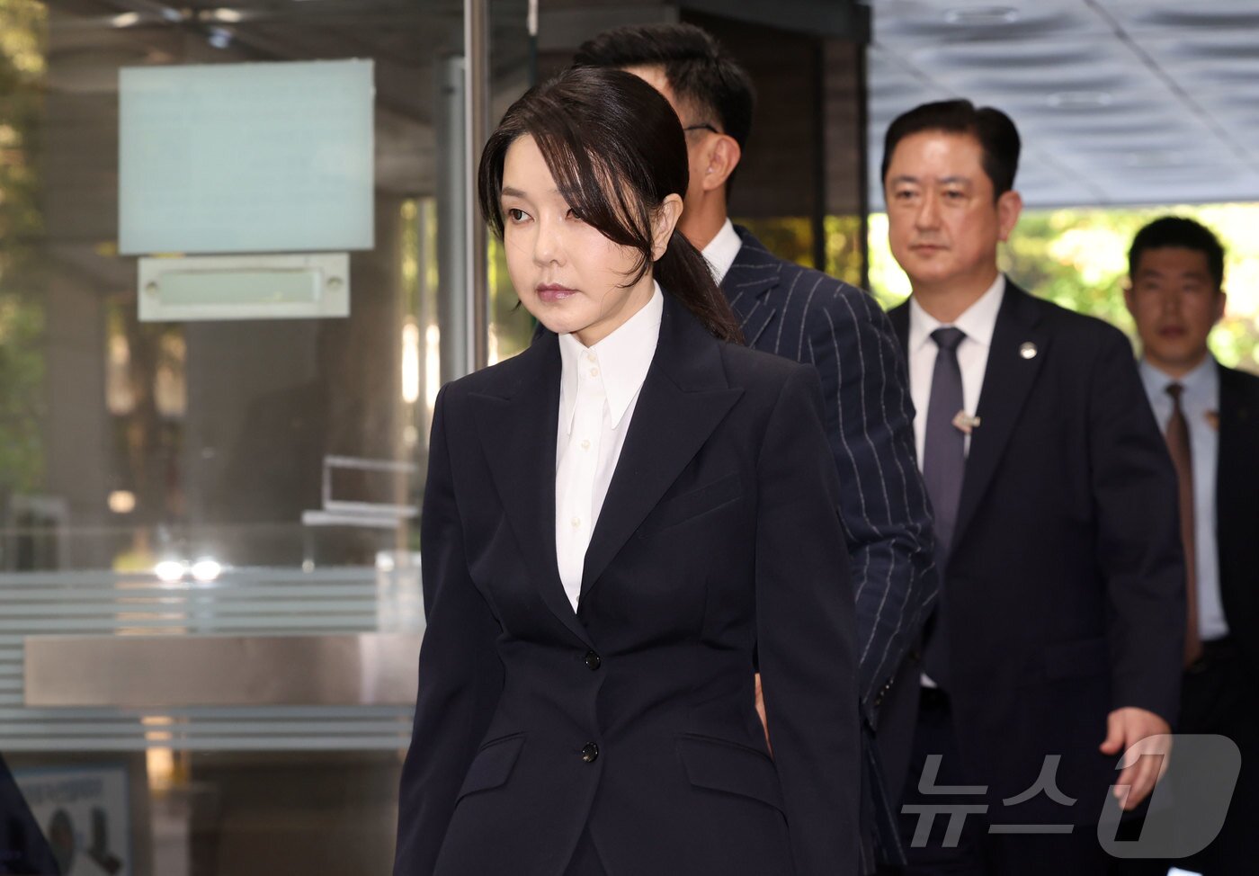 Former President Yoon Suk Yeol&#39;s wife, Kim Keon Hee, is attending a pre-arrest hearing &#40;warrant review&#41; for charges of violating the Capital Markets and Financial Investment Business Act and the Political Funds Act at the Seoul Central District Court in Seocho District, Seoul on the morning of Tuesday. 2025.8.12 / News1