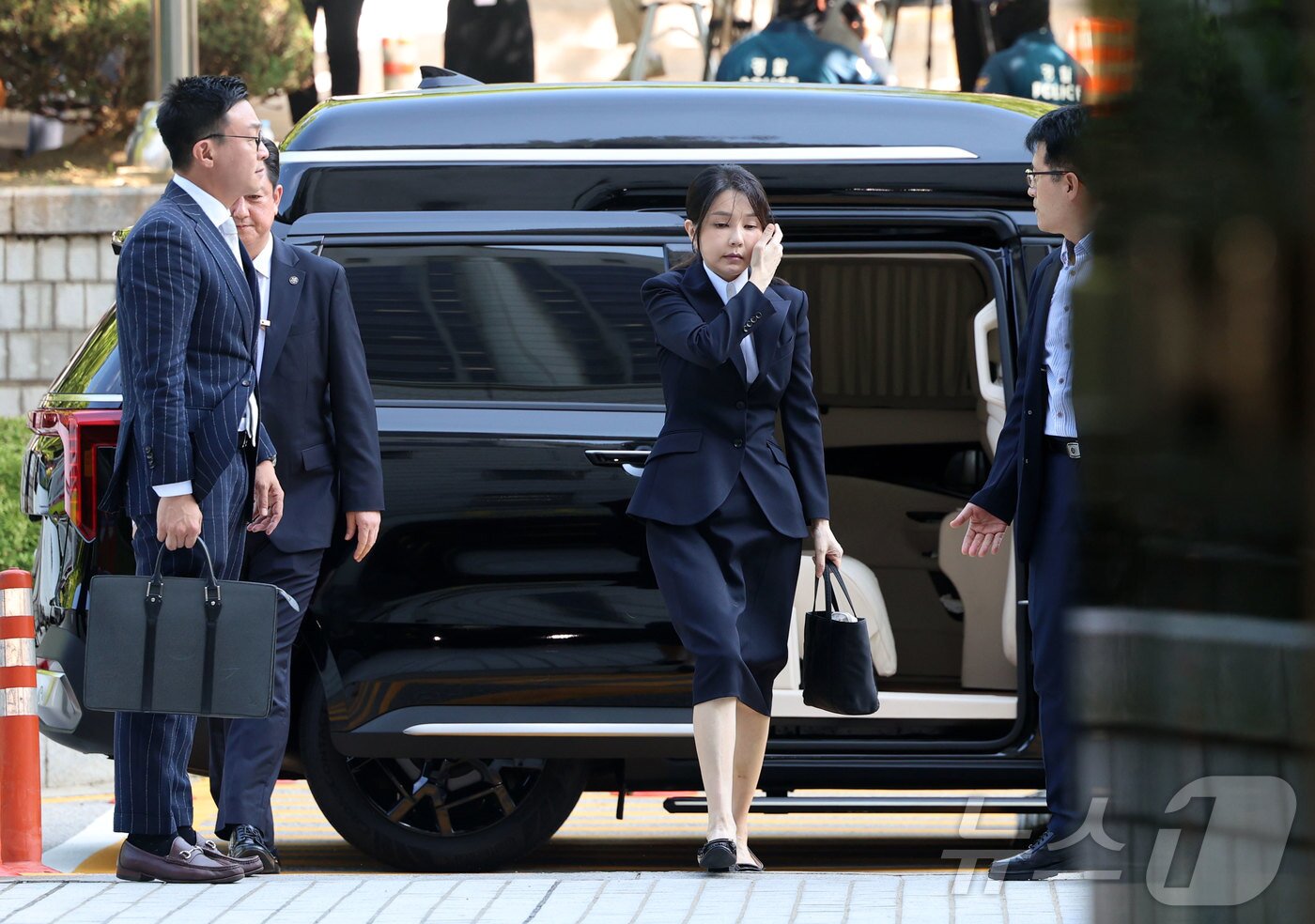 Former President Yoon Suk Yeol&#39;s wife, Kim Keon Hee, is attending a pre-arrest hearing &#40;warrant review&#41; for charges of violating the Capital Markets and Financial Investment Business Act and the Political Funds Act at the Seoul Central District Court in Seocho District, Seoul on the morning of Tuesday. 2025.8.12 / News1