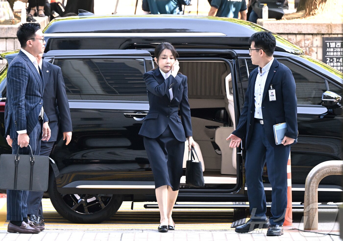Former President Yoon Suk Yeol&#39;s wife, Kim Keon Hee, is attending a pre-arrest hearing &#40;warrant review&#41; for charges of violating the Capital Markets and Financial Investment Business Act and the Political Funds Act at the Seoul Central District Court in Seocho District, Seoul on the morning of Tuesday. 2025.8.12 / News1