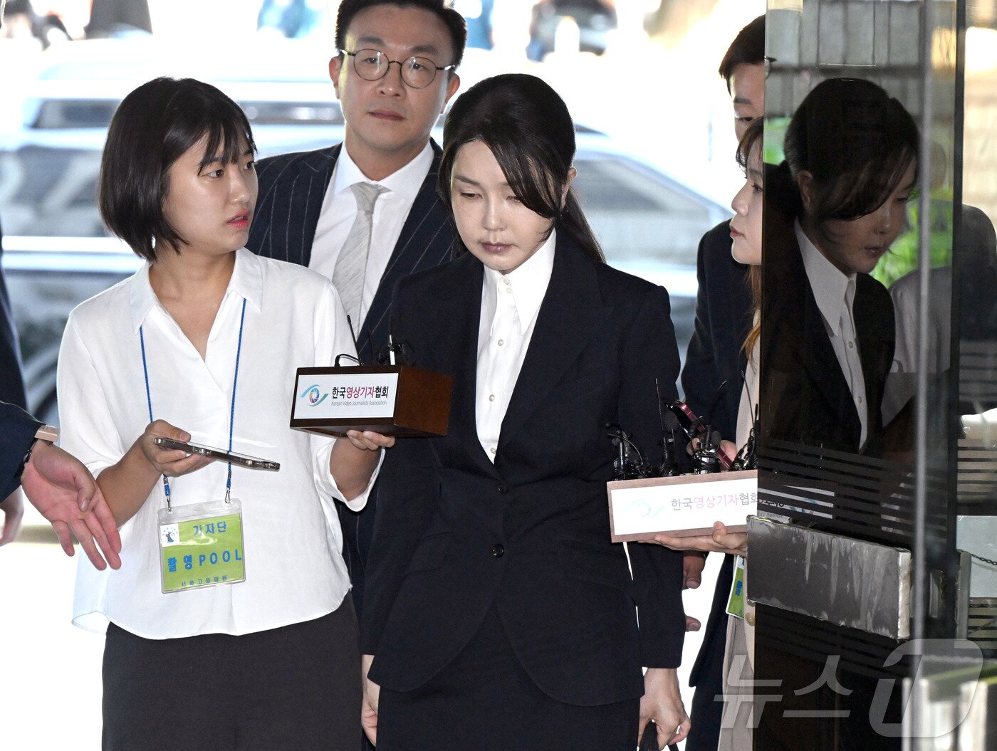 Former President Yoon Suk Yeol&#39;s wife, Kim Keon Hee, is attending a pre-arrest hearing &#40;warrant review&#41; for charges of violating the Capital Markets and Financial Investment Business Act and the Political Funds Act at the Seoul Central District Court in Seocho District, Seoul on the morning of Tuesday. 2025.8.12 / News1