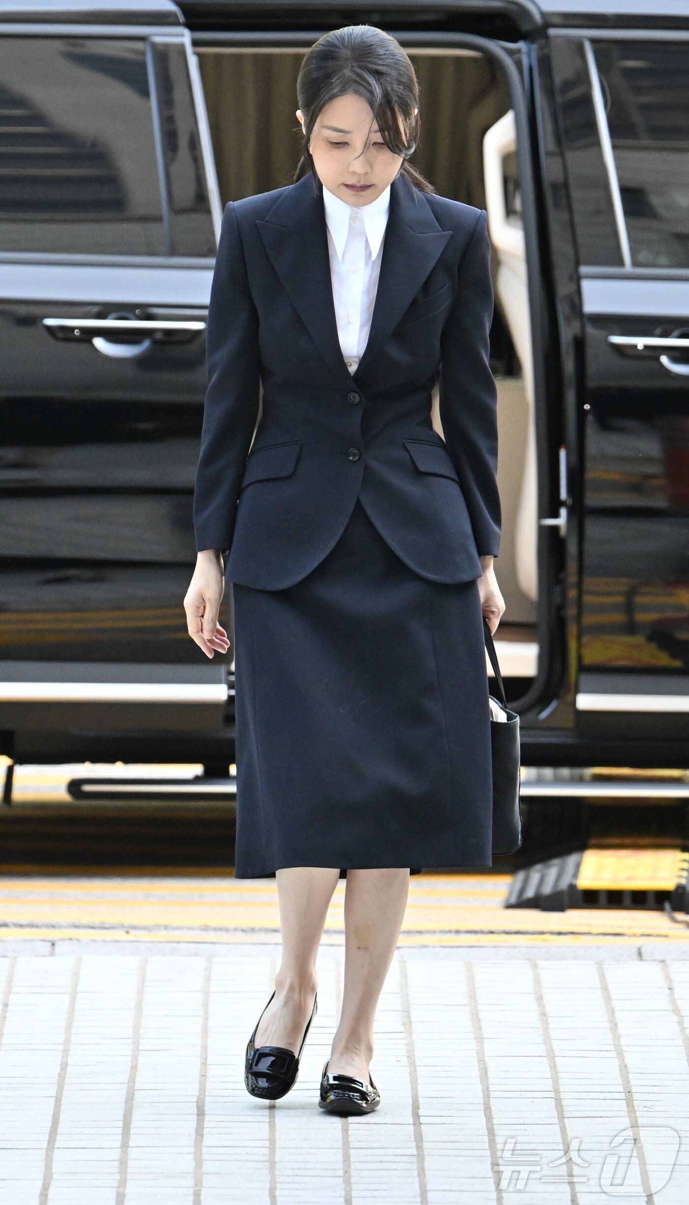 Former President Yoon Suk Yeol&#39;s wife, Kim Keon Hee, is attending a pre-arrest hearing &#40;warrant review&#41; for charges of violating the Capital Markets and Financial Investment Business Act and the Political Funds Act at the Seoul Central District Court in Seocho District, Seoul on the morning of Tuesday. 2025.8.12 / News1