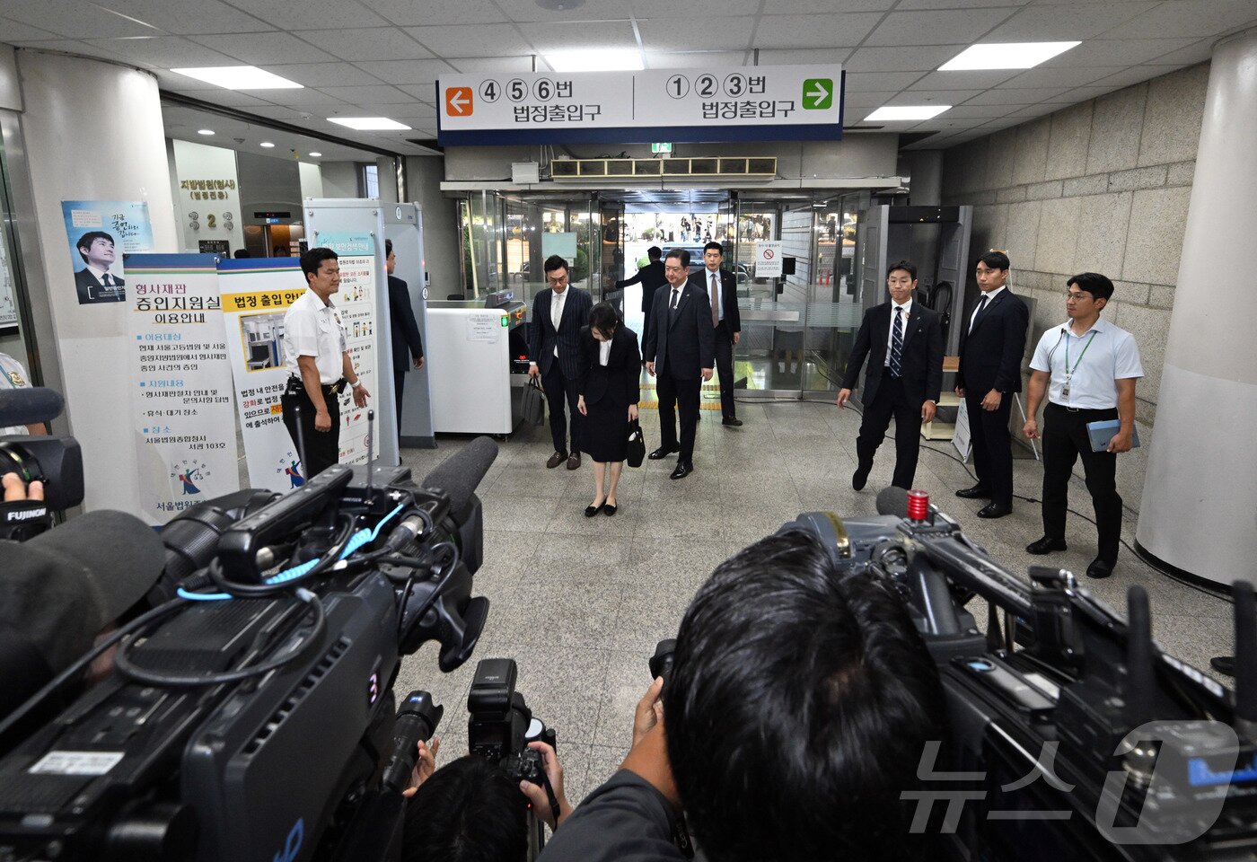 Former President Yoon Suk Yeol&#39;s wife, Kim Keon Hee, is attending a pre-arrest hearing &#40;warrant review&#41; for charges of violating the Capital Markets and Financial Investment Business Act and the Political Funds Act at the Seoul Central District Court in Seocho District, Seoul on the morning of Tuesday. 2025.8.12 / News1