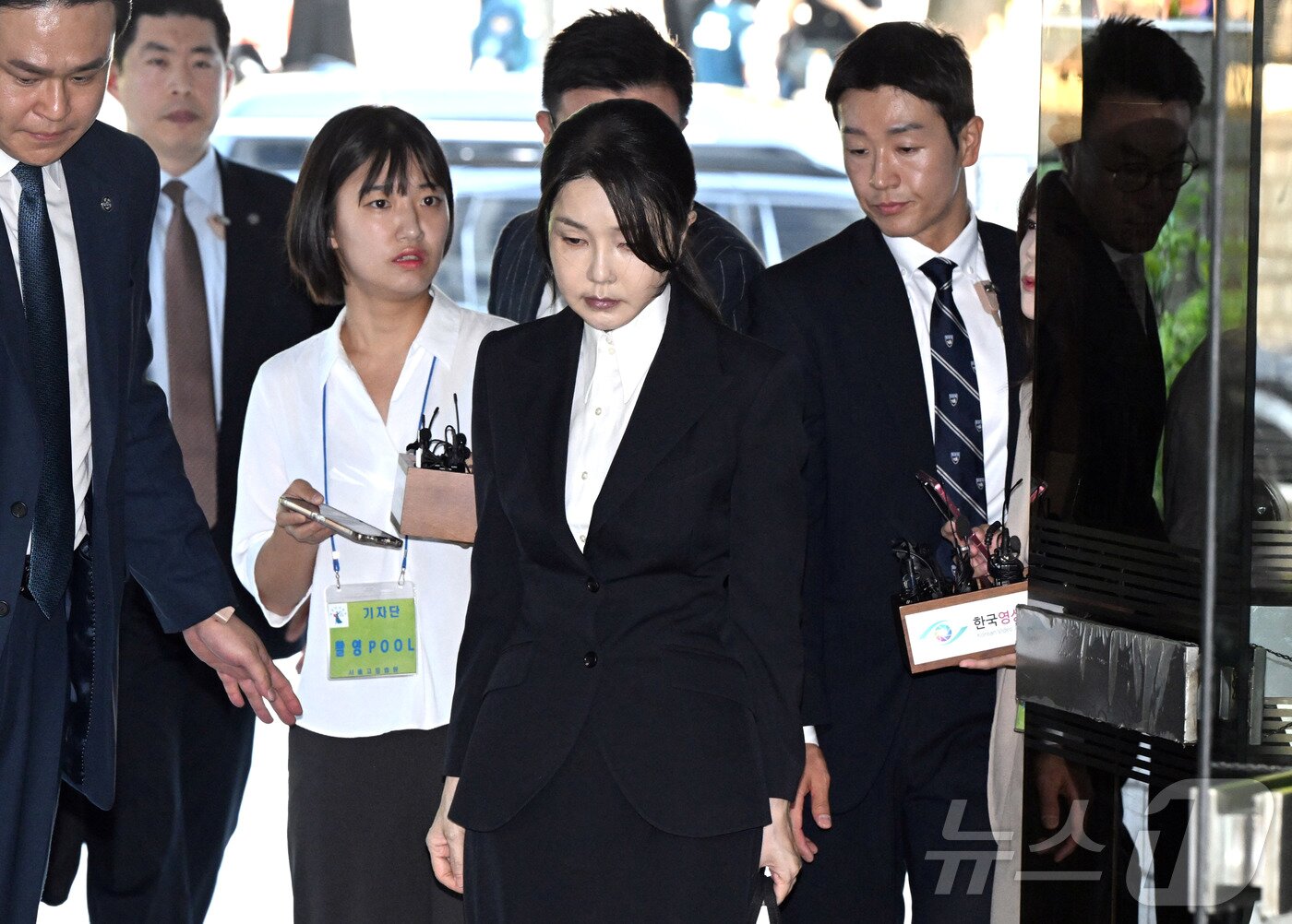 Former President Yoon Suk Yeol&#39;s wife, Kim Keon Hee, is attending a pre-arrest hearing &#40;warrant review&#41; for charges of violating the Capital Markets and Financial Investment Business Act and the Political Funds Act at the Seoul Central District Court in Seocho District, Seoul on the morning of Tuesday. 2025.8.12 / News1