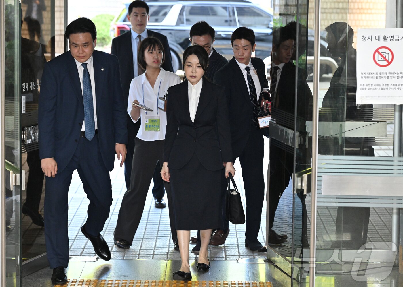 본문 이미지 - 윤석열 전 대통령 부인 김건희 여사가 12일 오전 서울 서초구 서울중앙지법에서 열린 자본시장과 금융투자업에 관한 법률 위반 및 정치자금법 위반 혐의 등의 구속 전 피의자 심문(영장실질심사)에 출석하고 있다. 2025.8.12/뉴스1 ⓒ News1 사진공동취재단