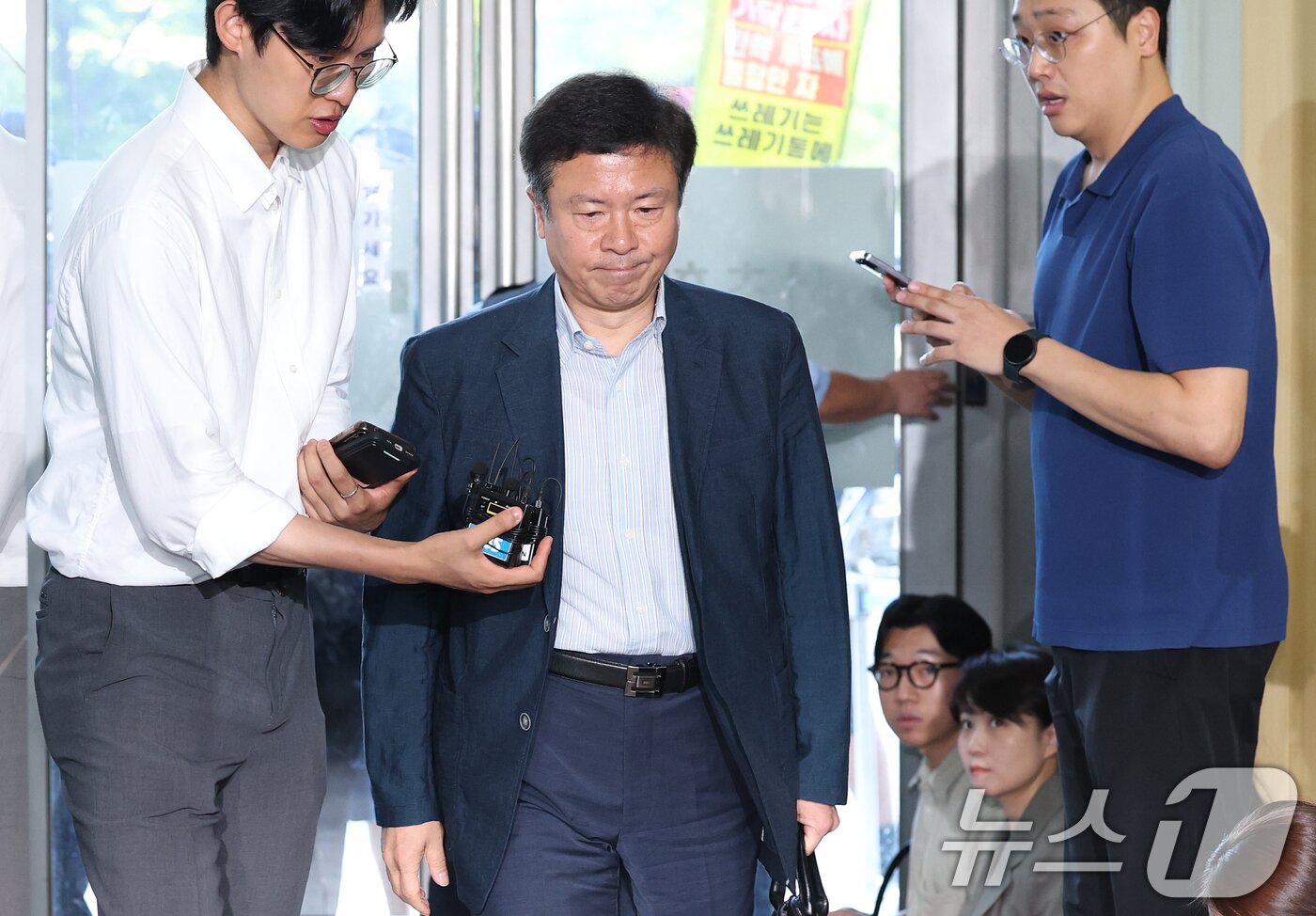 본문 이미지 - 전하규 국방부 대변인이 12일 오전 서울 서초구 순직해병 특검팀&#40;이명현 특별검사&#41; 사무실에 참고인 신분으로 출석하고 있다. 2025.8.12/뉴스1 ⓒ News1 오대일 기자