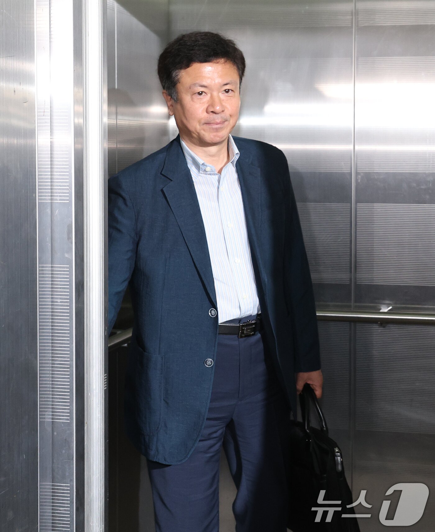 본문 이미지 - 전하규 국방부 대변인이 12일 오전 서울 서초구 순직해병 특검팀&#40;이명현 특별검사&#41; 사무실에 참고인 신분으로 출석하고 있다. 2025.8.12/뉴스1 ⓒ News1 오대일 기자