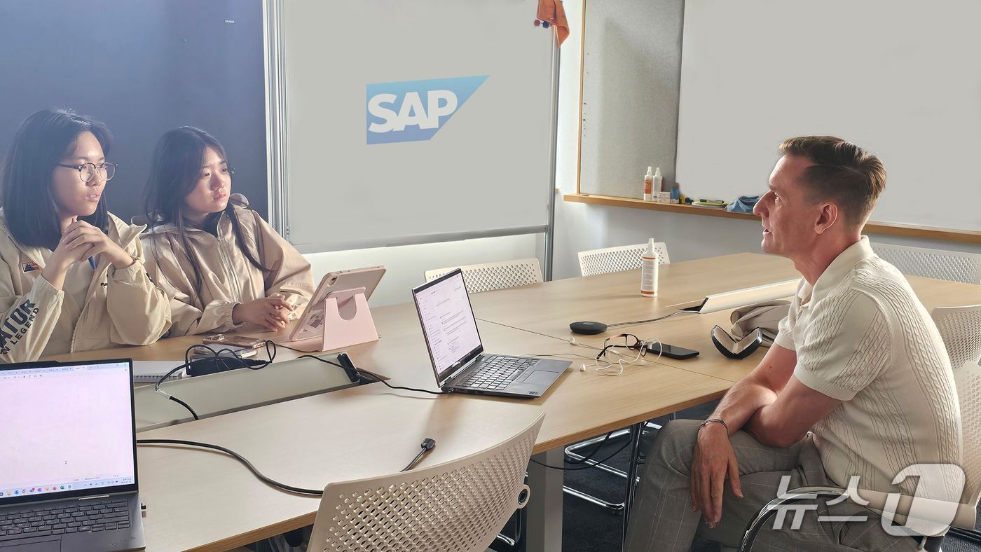 본문 이미지 - SAP코리아 천안여상 학생 대상 독일 본사 인턴십 프로그램(SAP코리아 제공)