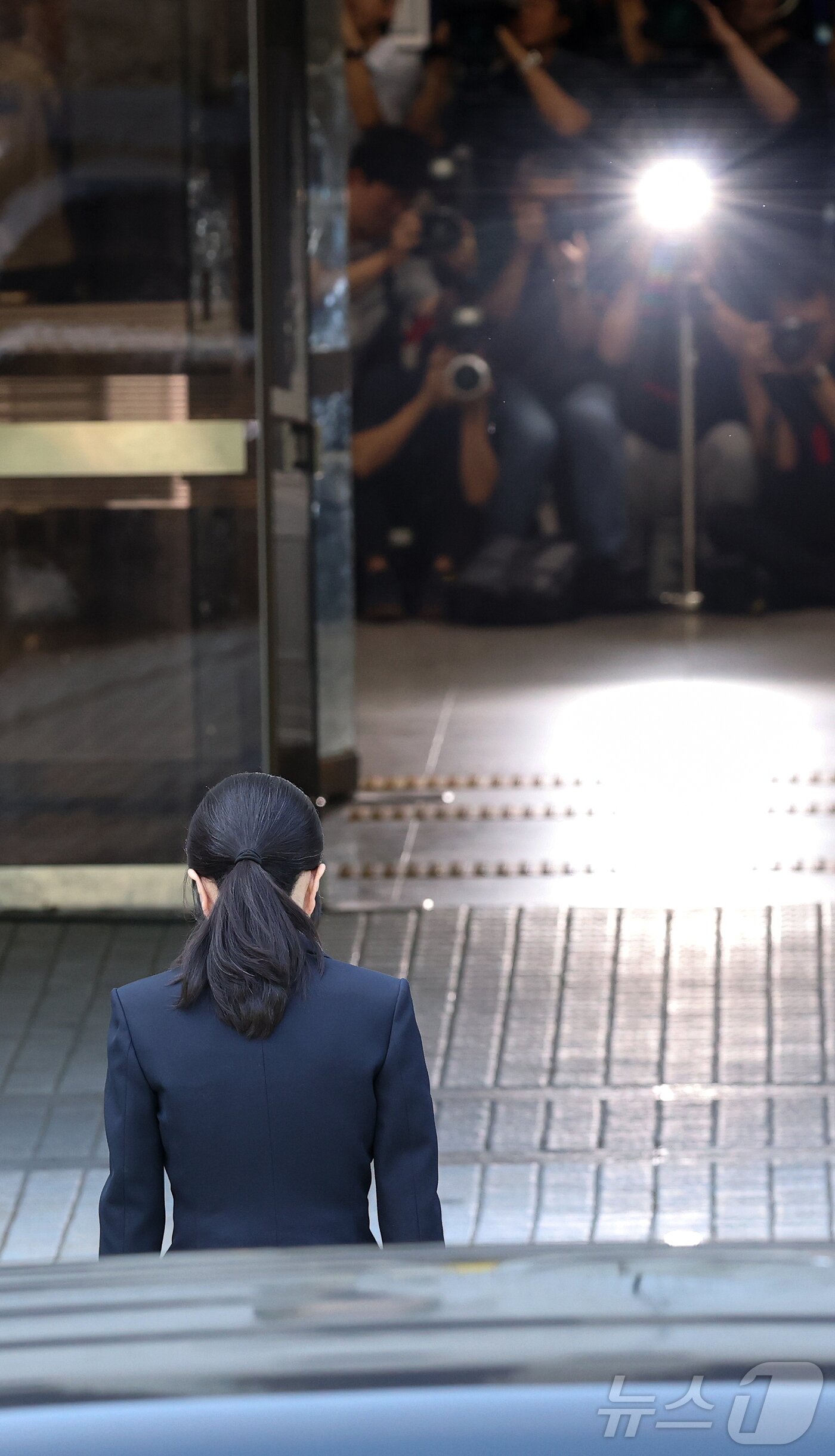 Former President Yoon Suk Yeol&#39;s wife, Kim Keon Hee, is attending a pre-arrest hearing &#40;warrant review&#41; for charges of violating the Capital Markets and Financial Investment Business Act and the Political Funds Act at the Seoul Central District Court in Seocho District, Seoul on the morning of Tuesday. 2025.8.12 / News1