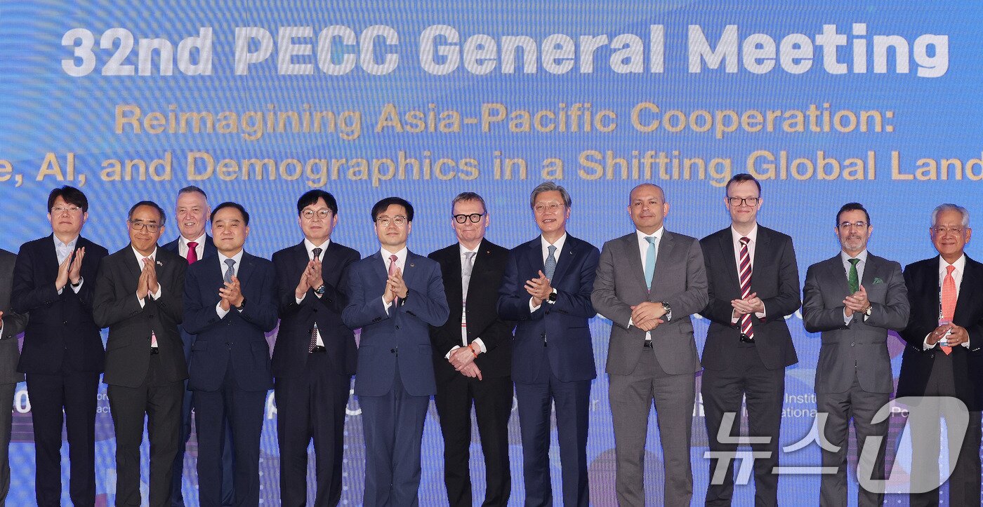 본문 이미지 - 12일 서울 여의도 FKI타워에서 한국경인협회와 대외경제정책연구원&#40;KIEP&#41; 공동 주최로 열린 &#39;제32차 태평양경제협력위원회&#39;&#40;PECC&#41; 총회에서 여한구 산업통상자원부 통상교섭본부장, 이시욱 KOPEC 공동회장 겸 대외경제정책연구원장, 노벨경제학상 수상자인 제임스 로빈슨 시카고대 교수를 비롯한 참석자들이 기념 촬영을 하고 있다. 2025.8.12/뉴스1 ⓒ News1 박지혜 기자