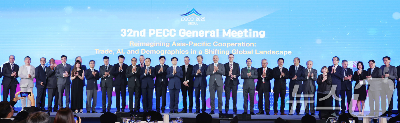 (서울=뉴스1) 박지혜 기자 = 12일 서울 여의도 FKI타워에서 한국경인협회와 대외경제정책연구원(KIEP) 공동 주최로 열린 '제32차 태평양경제협력위원회'(PECC) 총회에서 …