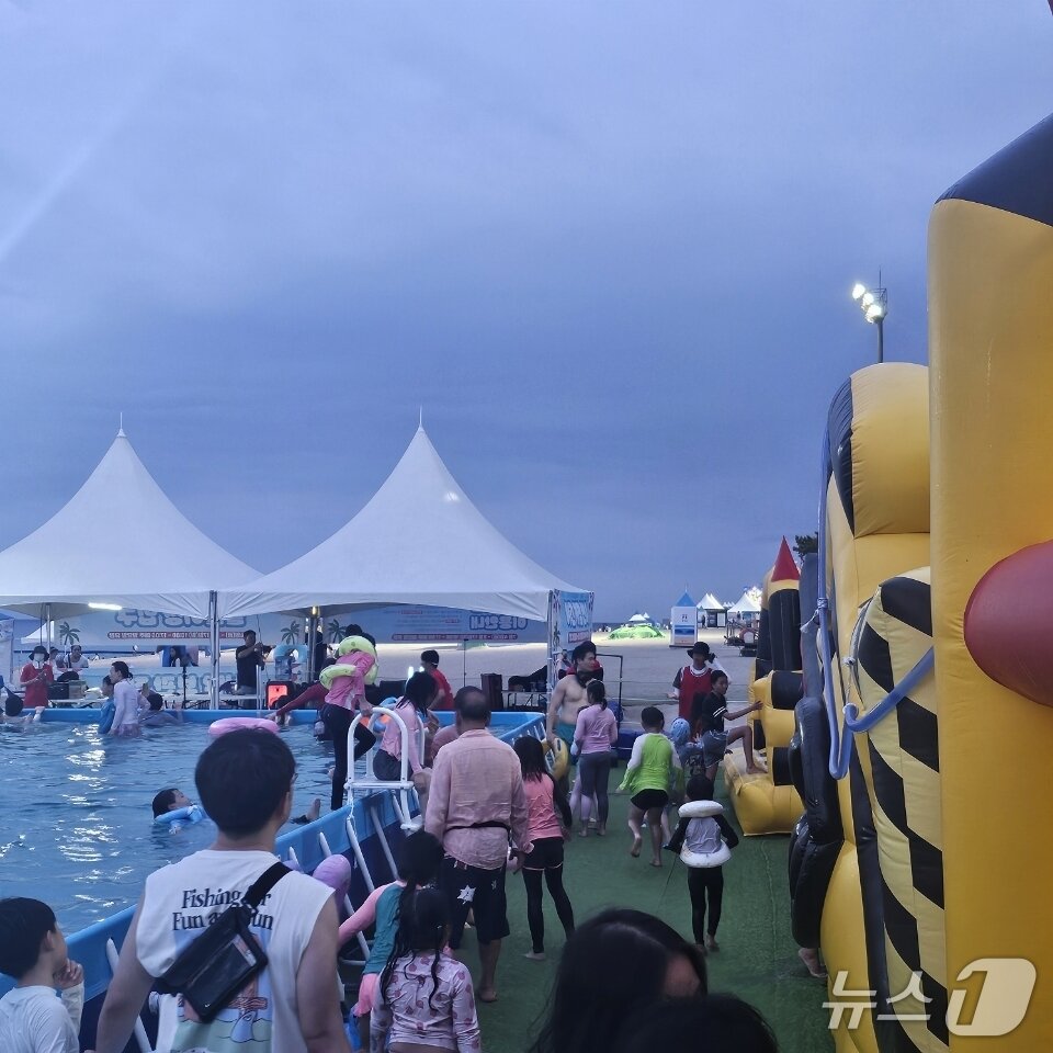 본문 이미지 - 경포해수욕장 야간해장.(강릉시 제공, 재판내 및 DB 금지) 2025.8.12/뉴스1