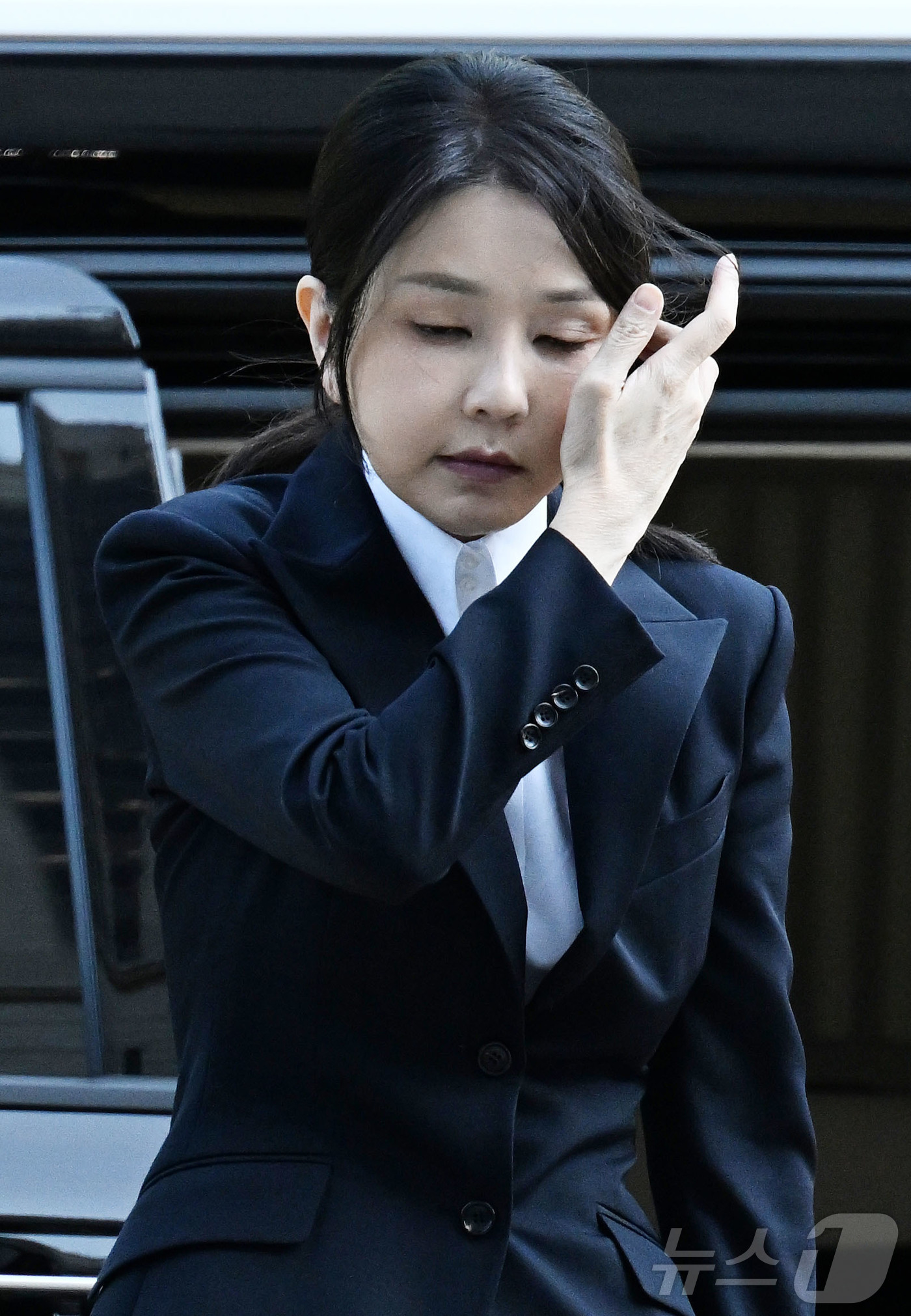 (서울=뉴스1) 사진공동취재단 = 윤석열 전 대통령 부인 김건희 여사가 12일 오전 서울 서초구 서울중앙지법에서 열린 자본시장과 금융투자업에 관한 법률 위반 및 정치자금법 위반 혐 …