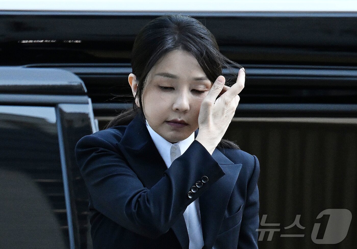 본문 이미지 - 윤석열 전 대통령 부인 김건희 여사가 12일 오전 서울 서초구 서울중앙지법에서 열린 자본시장과 금융투자업에 관한 법률 위반 및 정치자금법 위반 혐의 등의 구속 전 피의자 심문&#40;영장실질심사&#41;에 출석하고 있다. 2025.8.12/뉴스1 ⓒ News1 사진공동취재단