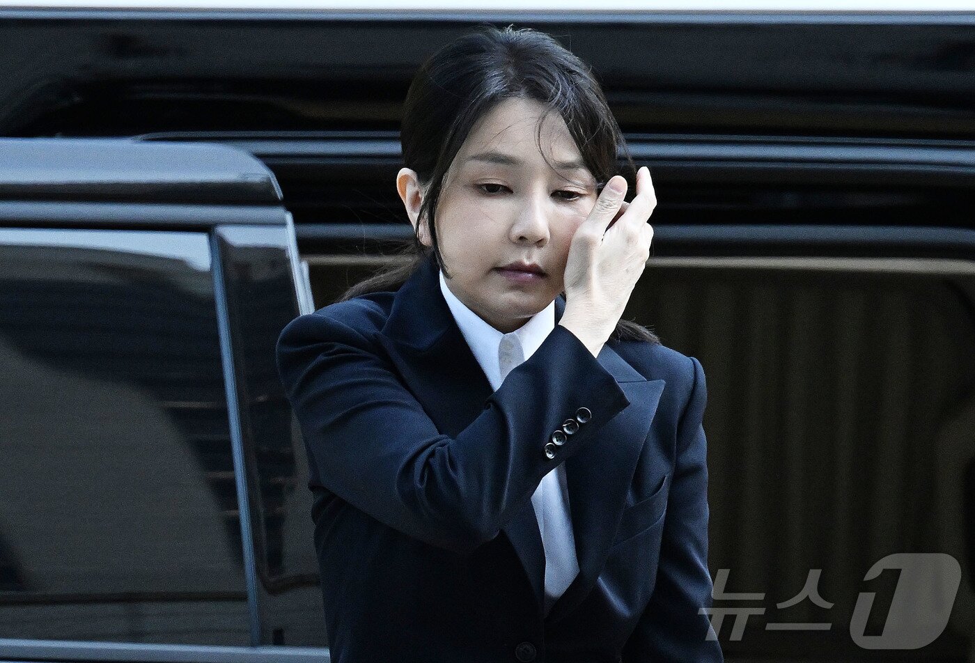 본문 이미지 - 윤석열 전 대통령 부인 김건희 여사가 12일 오전 서울 서초구 서울중앙지법에서 열린 자본시장과 금융투자업에 관한 법률 위반 및 정치자금법 위반 혐의 등의 구속 전 피의자 심문&#40;영장실질심사&#41;에 출석하고 있다. 2025.8.12/뉴스1 ⓒ News1 사진공동취재단