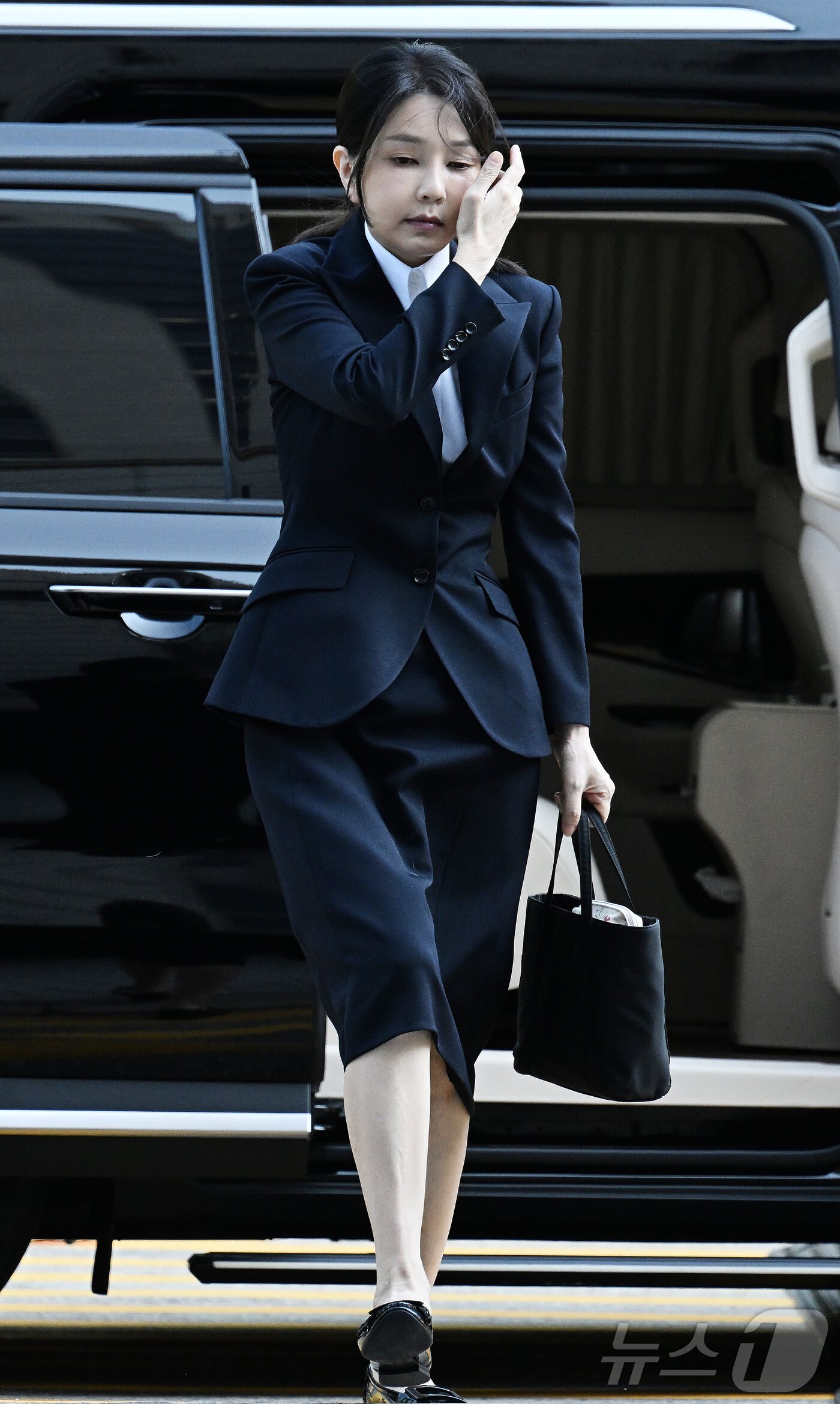 본문 이미지 - 윤석열 전 대통령 부인 김건희 여사가 12일 오전 서울 서초구 서울중앙지법에서 열린 자본시장과 금융투자업에 관한 법률 위반 및 정치자금법 위반 혐의 등의 구속 전 피의자 심문(영장실질심사)에 출석하고 있다. 2025.8.12/뉴스1 ⓒ News1 사진공동취재단