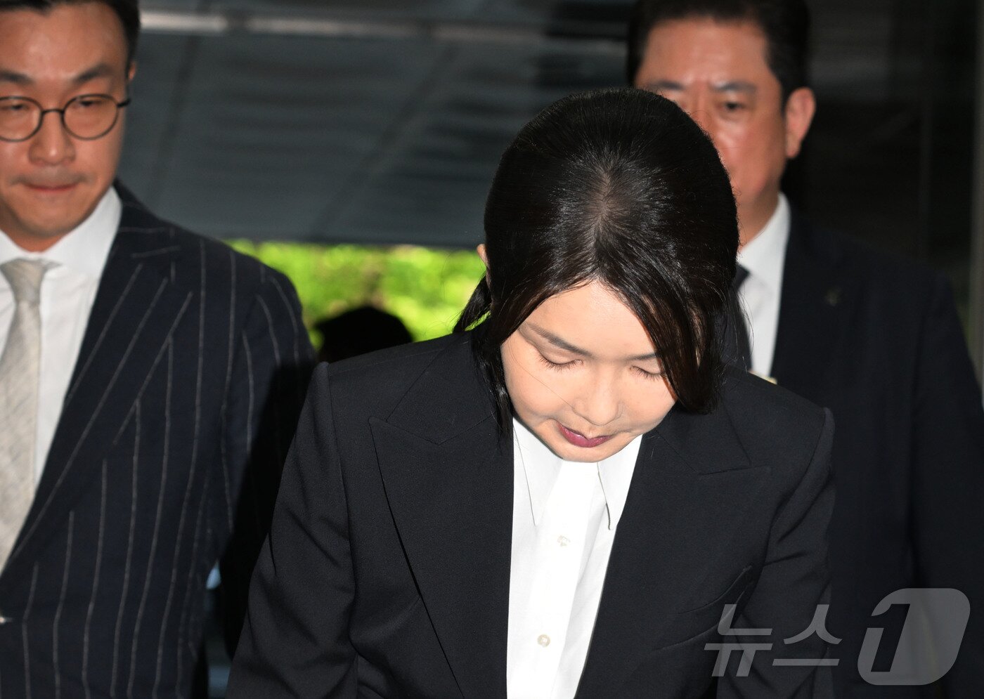 본문 이미지 - 윤석열 전 대통령 부인 김건희 여사가 12일 오전 서울 서초구 서울중앙지법에서 열린 자본시장과 금융투자업에 관한 법률 위반 및 정치자금법 위반 등의 혐의 구속 전 피의자 심문(영장실질심사)에 출석하며 고개숙여 인사하고 있다. 2025.8.12/뉴스1 ⓒ News1 사진공동취재단